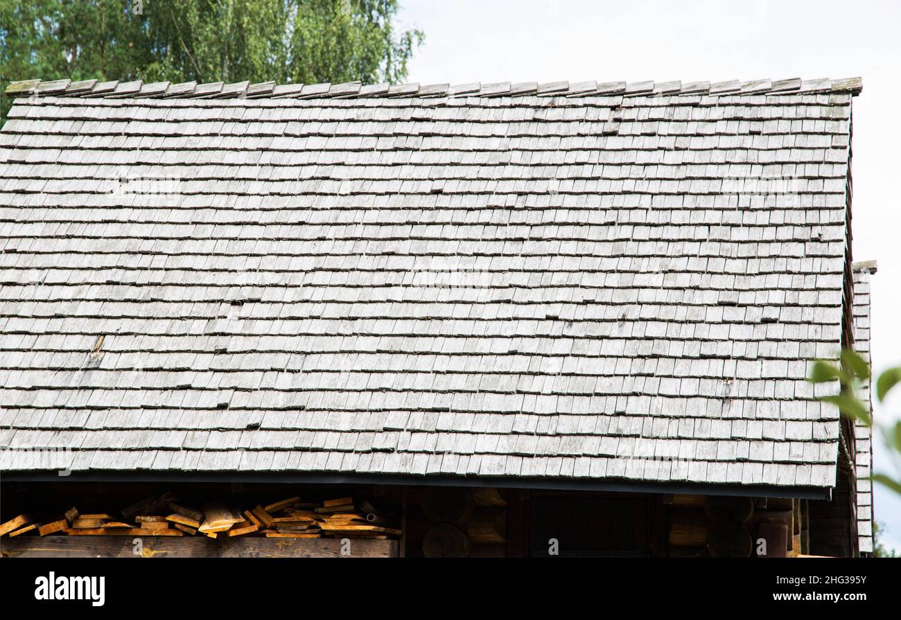 toit en galets.Ancienne méthode de fabrication de toits à partir de bois, de fond.Copier l'espace pour le texte, le résumé Banque D'Images