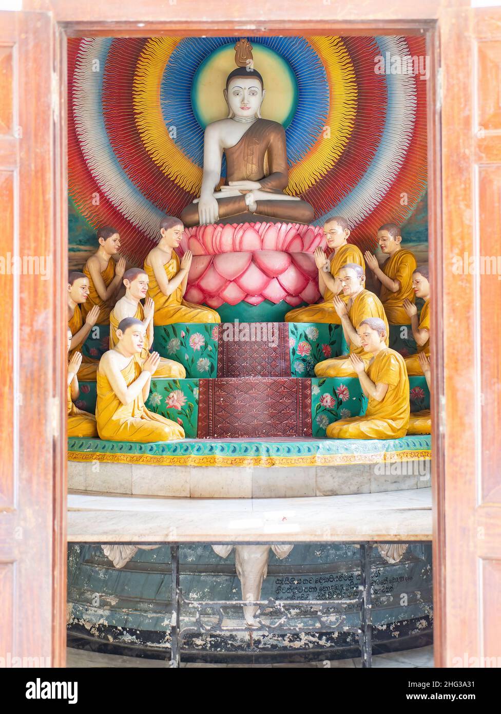 Diorama montrant le Bouddha assis entouré de ses disciples au Temple bouddhiste d'Asokaramaya, Colombo, Sri Lanka, entouré de disciples. Banque D'Images