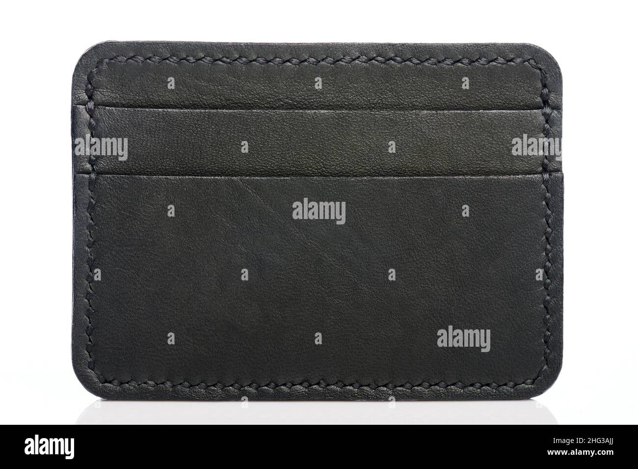 Porte-cartes en cuir noir avec poches isolées sur l'arrière-plan du studio Banque D'Images