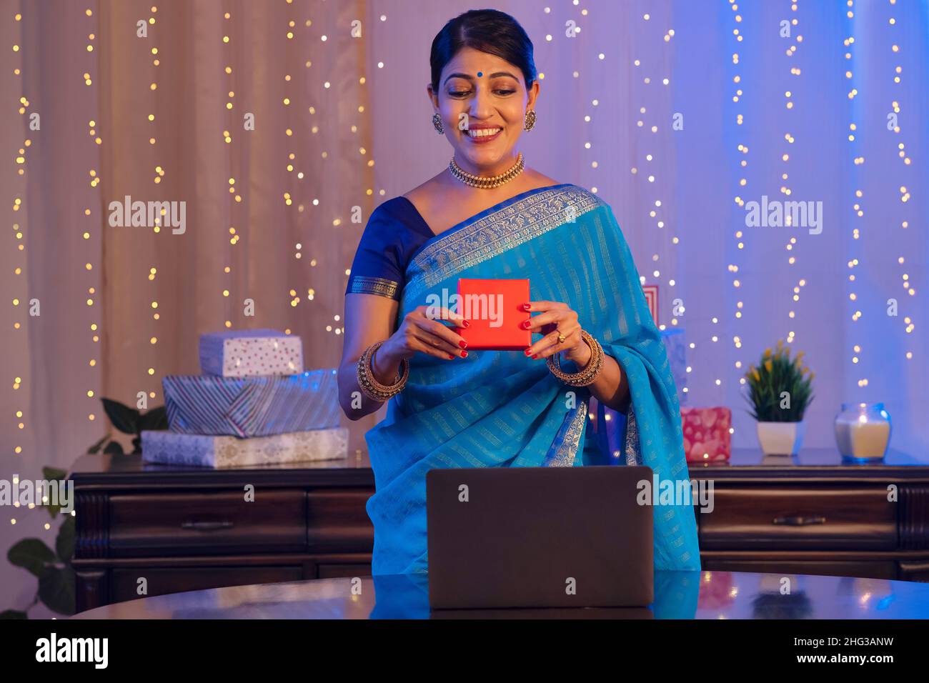 Femme Diwali cadeau à ses parents pendant les appels vidéo par ordinateur portable Banque D'Images