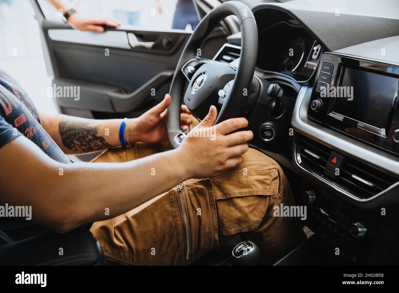 Zaporozhye,Ukraine- juillet 03 2020 : LA main d'un homme tient le volant d'une voiture. Banque D'Images