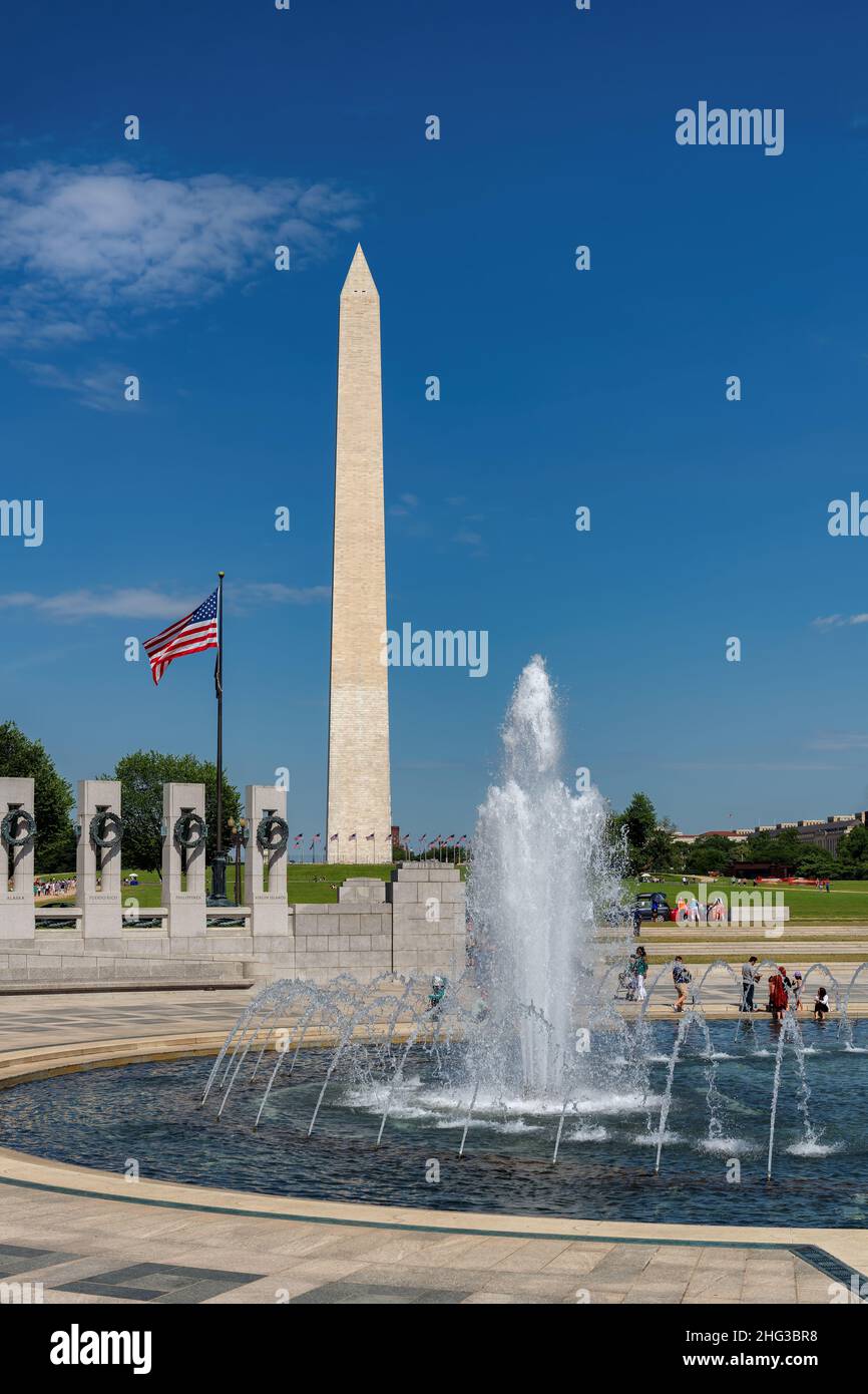 La fontaine du Mémorial de la Seconde Guerre mondiale et le monument de Washington en été ensoleillé à Washington DC, États-Unis. Banque D'Images