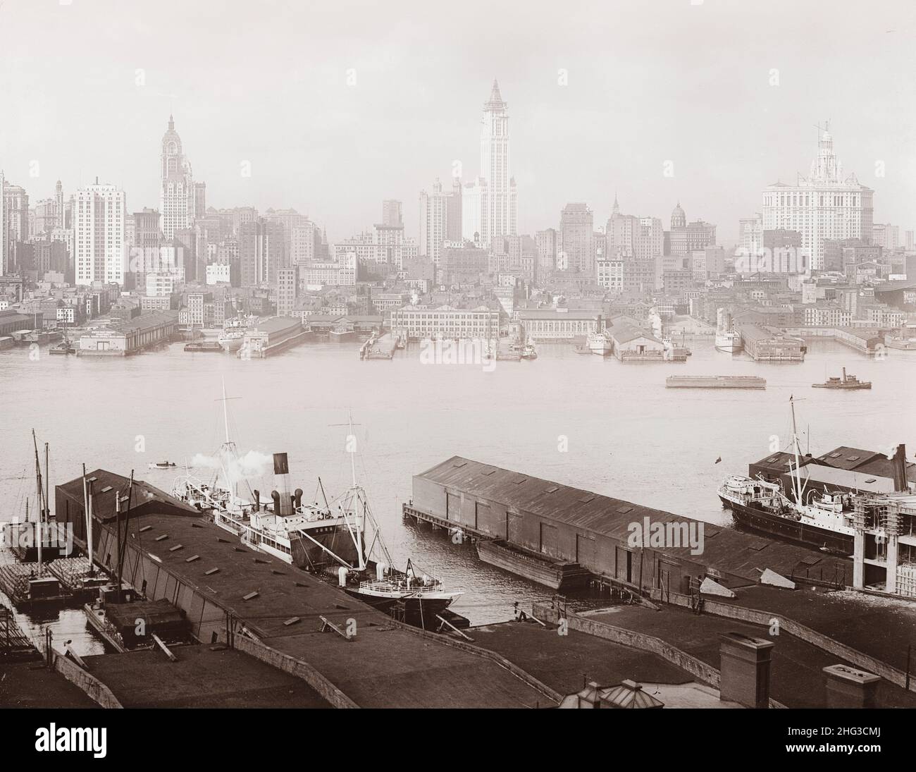 Photo d'époque des gratte-ciel de New York au départ de Brooklyn.ÉTATS-UNIS.Entre 1900 et 1920 Banque D'Images