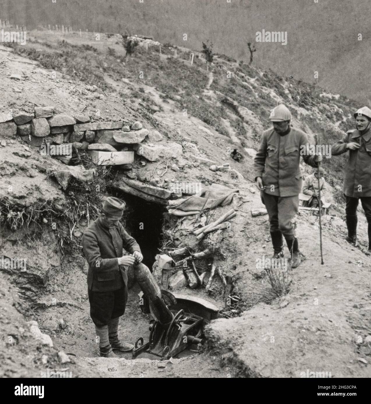Photo d'époque de la première Guerre mondiale 1914-1918.Chargement d'un mortier de tranchée dans un fossé à flanc de colline sur le front serbe.Serbie Banque D'Images