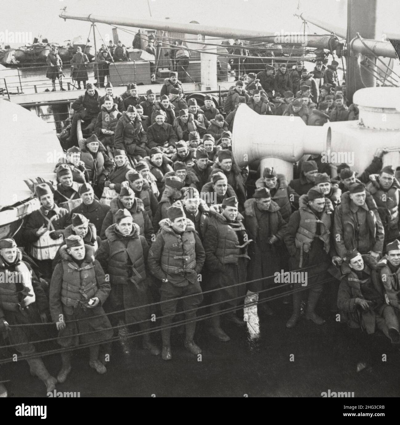 Photo d'époque de la première Guerre mondiale 1914-1918.Prêt pour le forage « abandonner navire », soldats américains avec ceintures de sécurité ajustées Banque D'Images