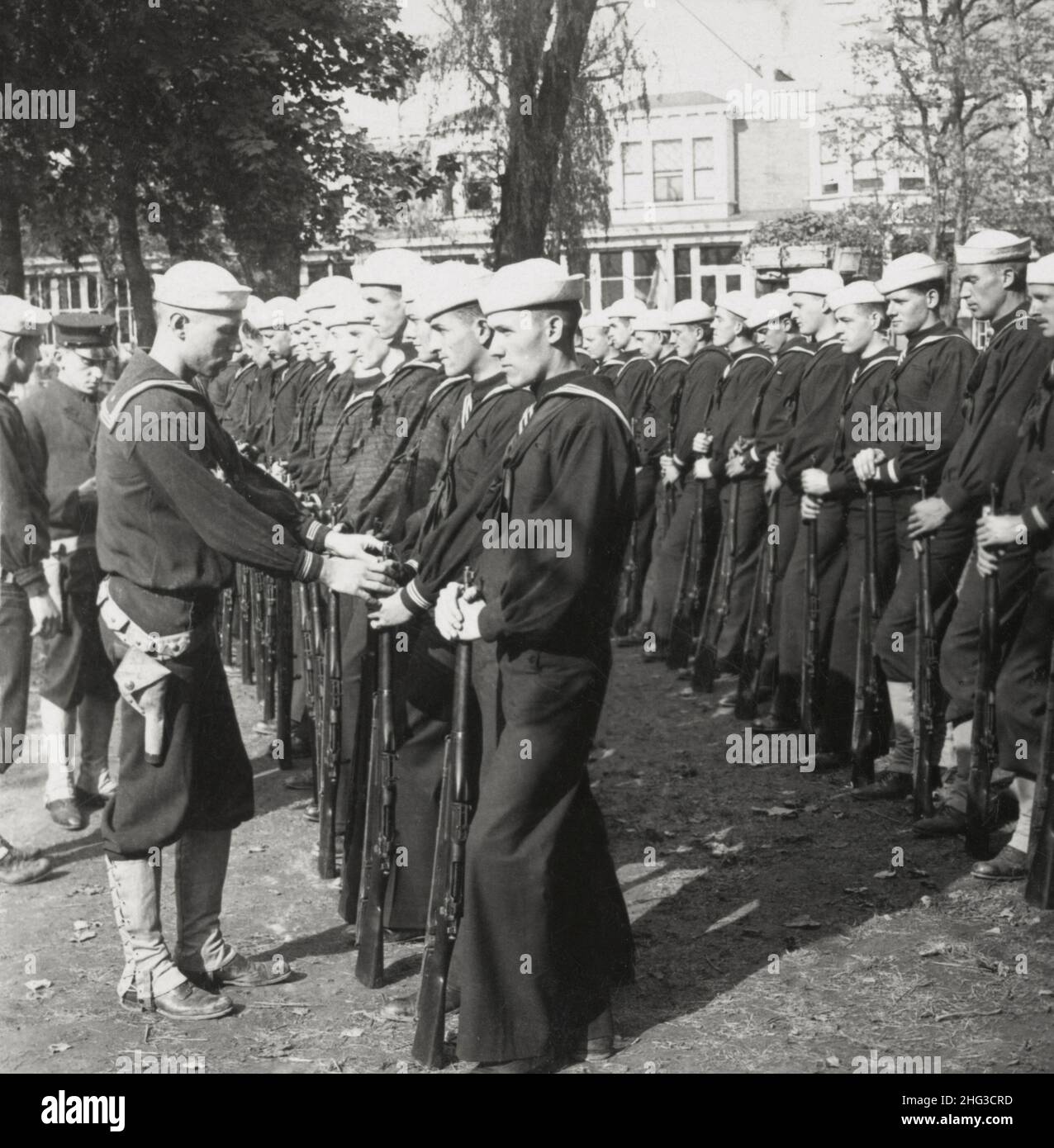 Photo d'époque de la première Guerre mondiale 1914-1918.« Parade Rest », poste d'entraînement naval. Banque D'Images