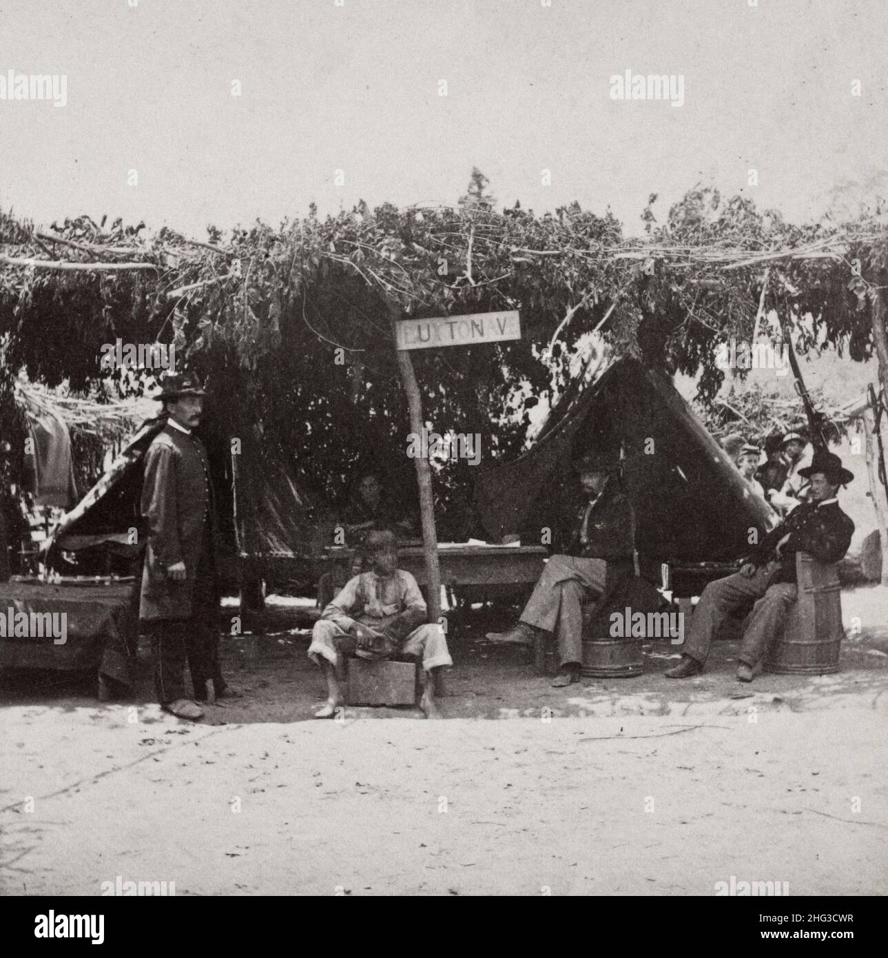 Guerre de Sécession.1861-1865 soldats de l'infanterie volontaire de l'Illinois 134th assis devant une tente à Columbus, Kentucky avec African Americ Banque D'Images