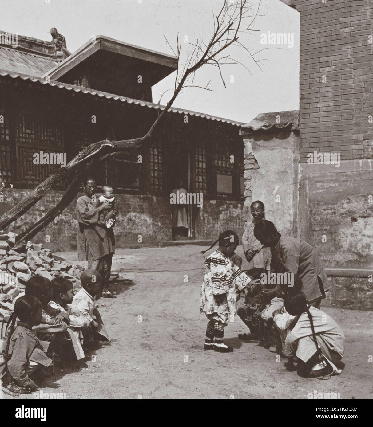 Photo vintage des enfants chinois en jeu.École de mission de Pékin.Chine.1900s Banque D'Images