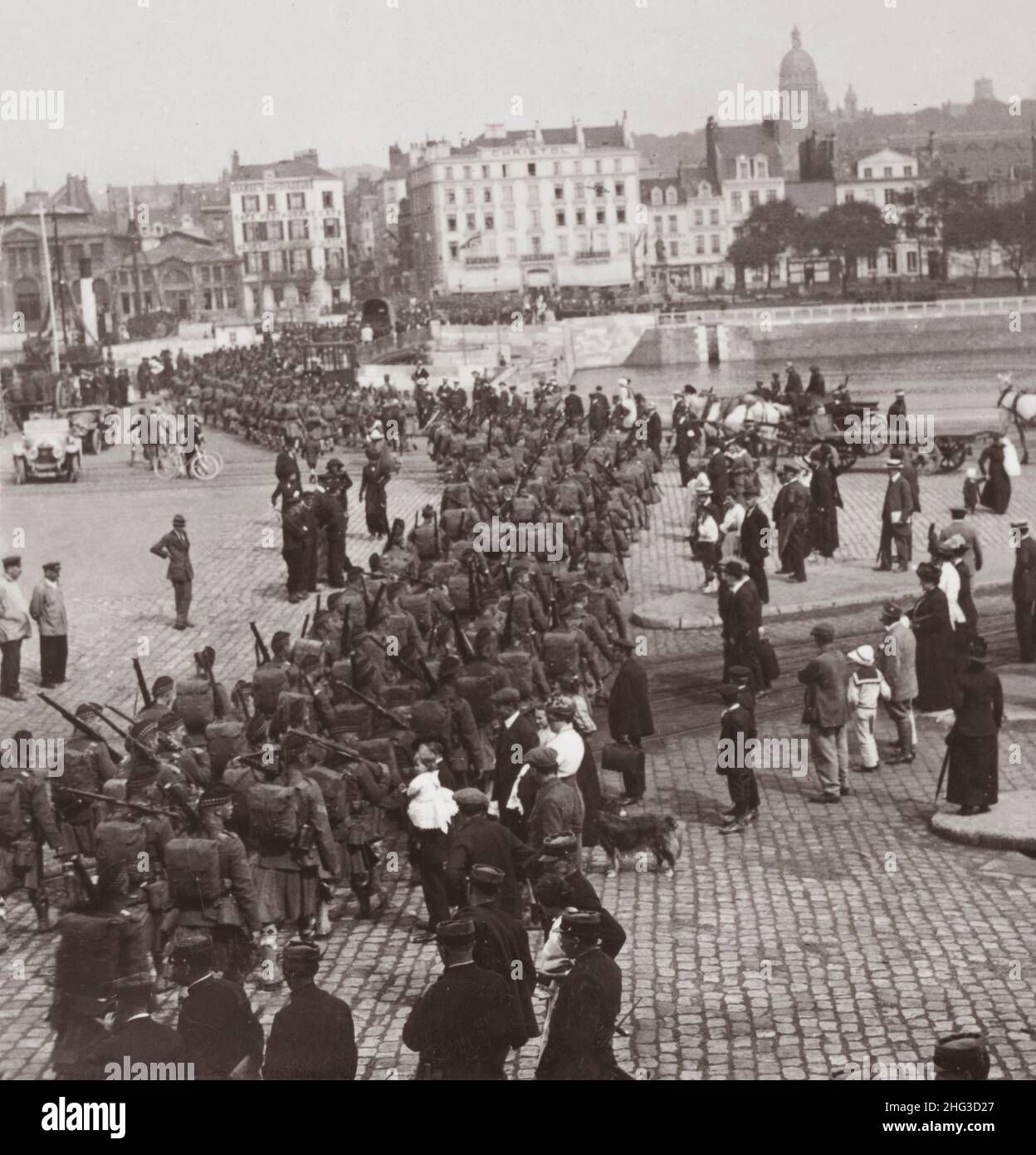 Photo d'époque de la première Guerre mondiale 1914-1918.Le Highland Regiment de l'armée britannique marche à travers Boulogne.France Banque D'Images