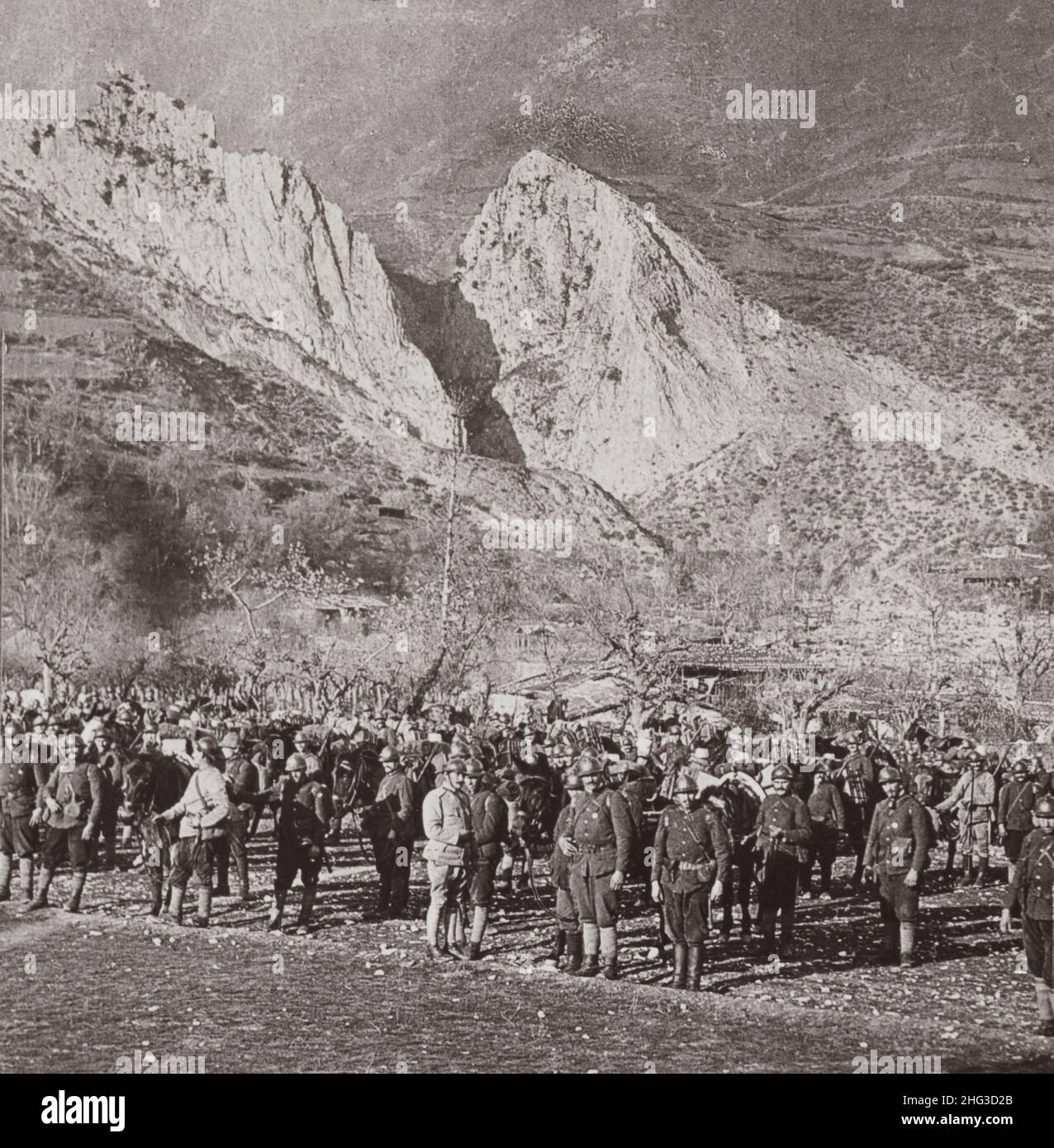 Photo d'époque de la première Guerre mondiale 1914-1918.Réserves serbes dans les montagnes des Balkans en attente d'ordres d'avance.Péninsule des Balkans Banque D'Images