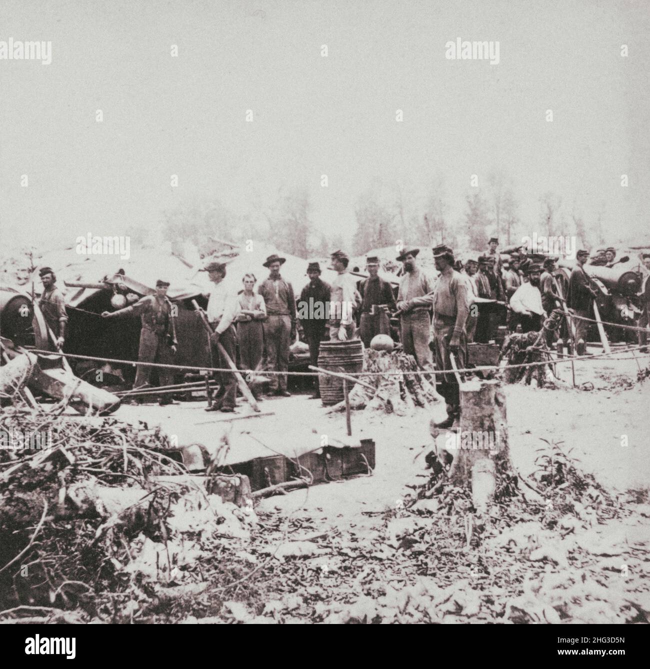 Guerre de Sécession.Batterie parrot de 1861-1865 30 lb avant Port Hudson.Rétro de la photographie montre un groupe de l'Artillerie de l'Indiana pendant le siège Banque D'Images