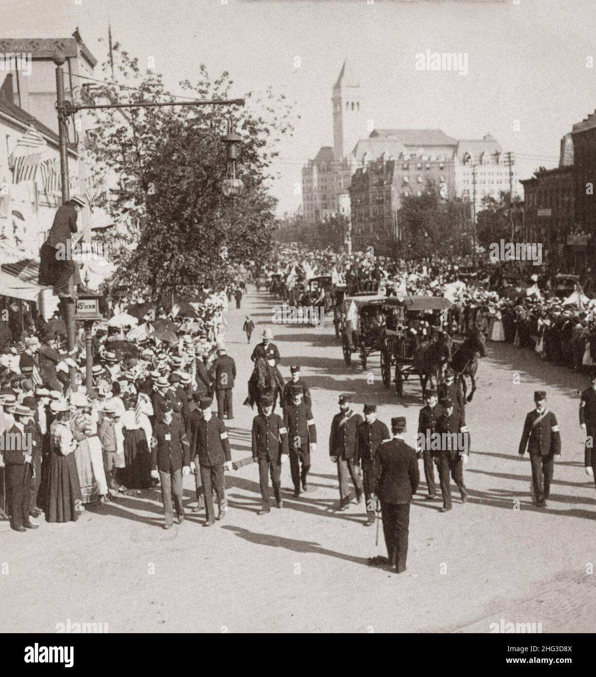Photo d'époque du défilé de la Croix-Rouge sur Pennsylvania Avenue, à leur retour de Cuba.Washington, D.C., États-Unis.1899 Banque D'Images