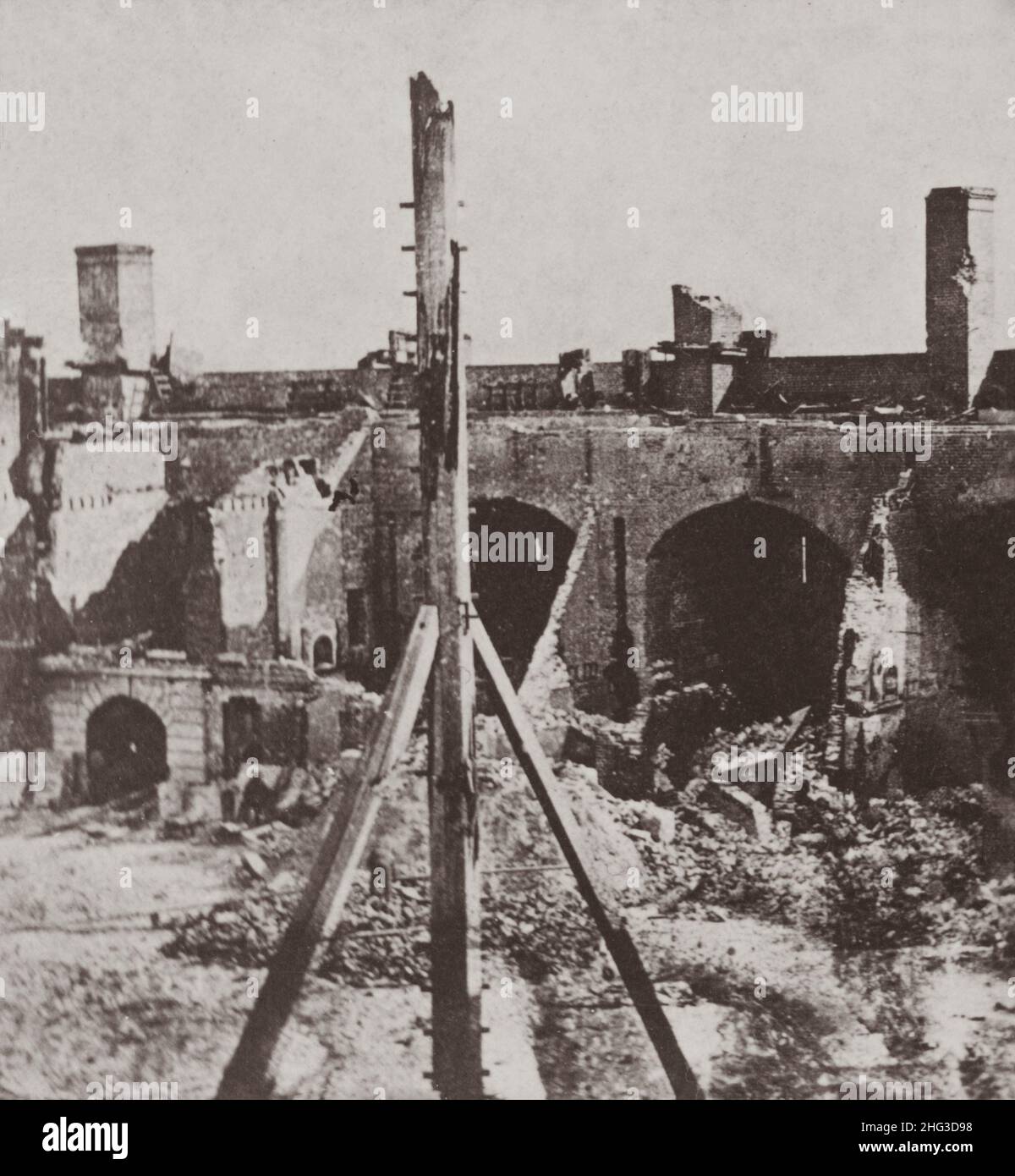 Photo d'époque de fort Sumter, ancien drapeau du personnel, '61 (c.-à-d.1861) la photographie montre une vue de l'intérieur du fort Sumter avec le drapeau endommagé et o Banque D'Images