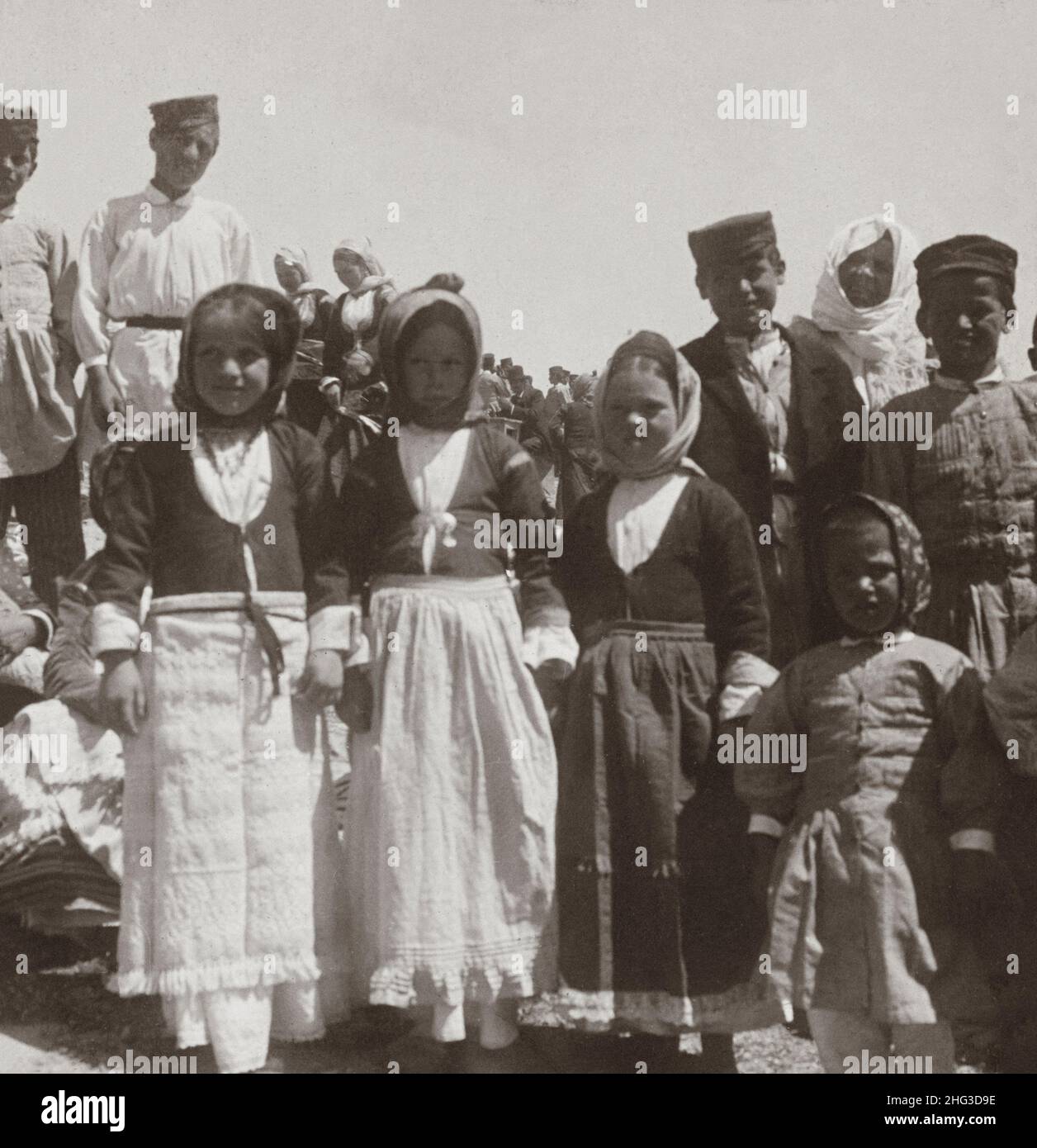 Photo d'époque des petites filles paysannes au festival de Pâques, Magara, Grèce.1900s Banque D'Images