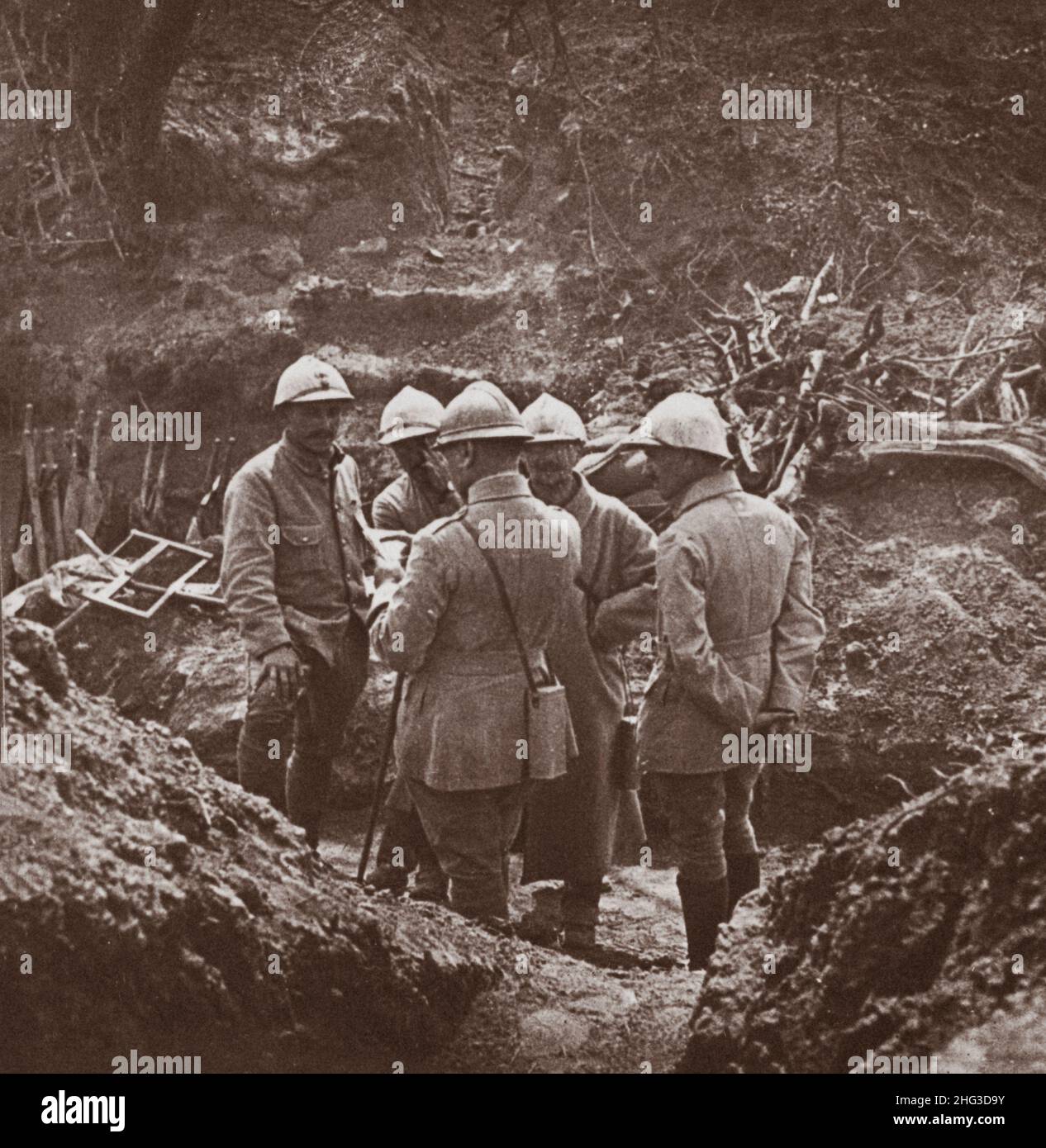 Photo archivistique de la première Guerre mondiale. Tranchées de Tatoi dans le bois des Croisettes montrant des officiers en consultation une demi-heure avant l'attaque sur le lin de la somme Banque D'Images