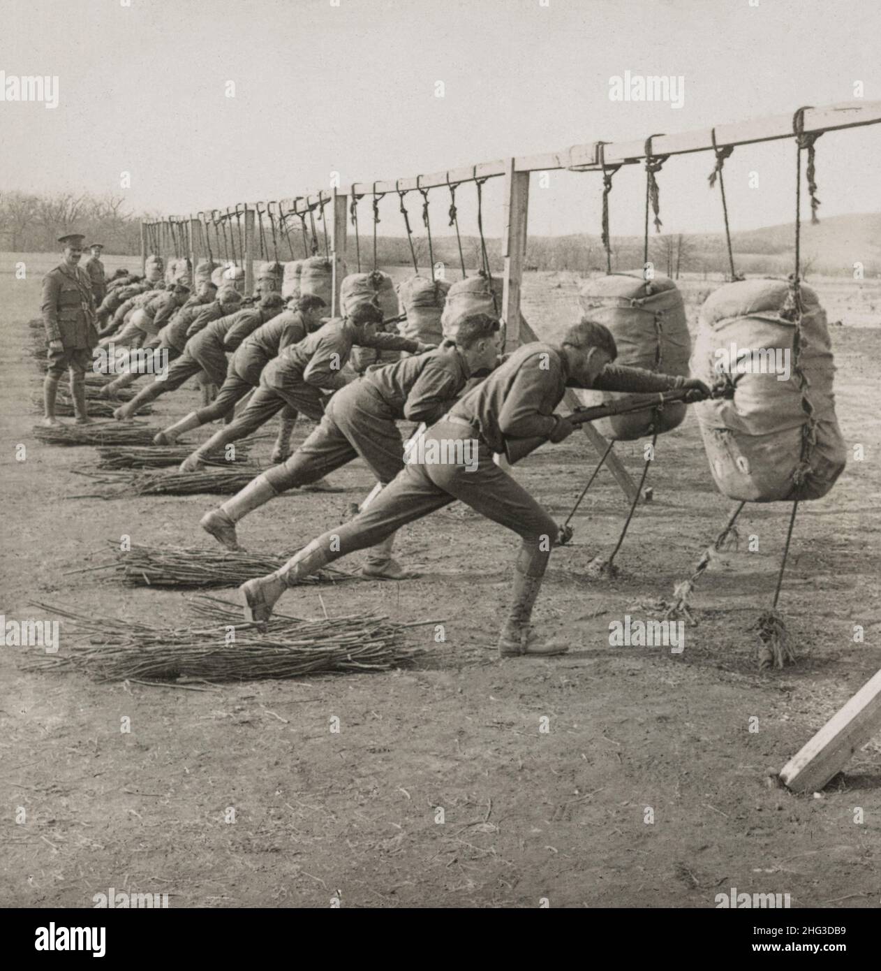 Photo d'époque de la première Guerre mondiale 1914-1918.Classe d'officiers pratiquant « le stab à point court », camp de l'armée américaine, États-Unis Banque D'Images