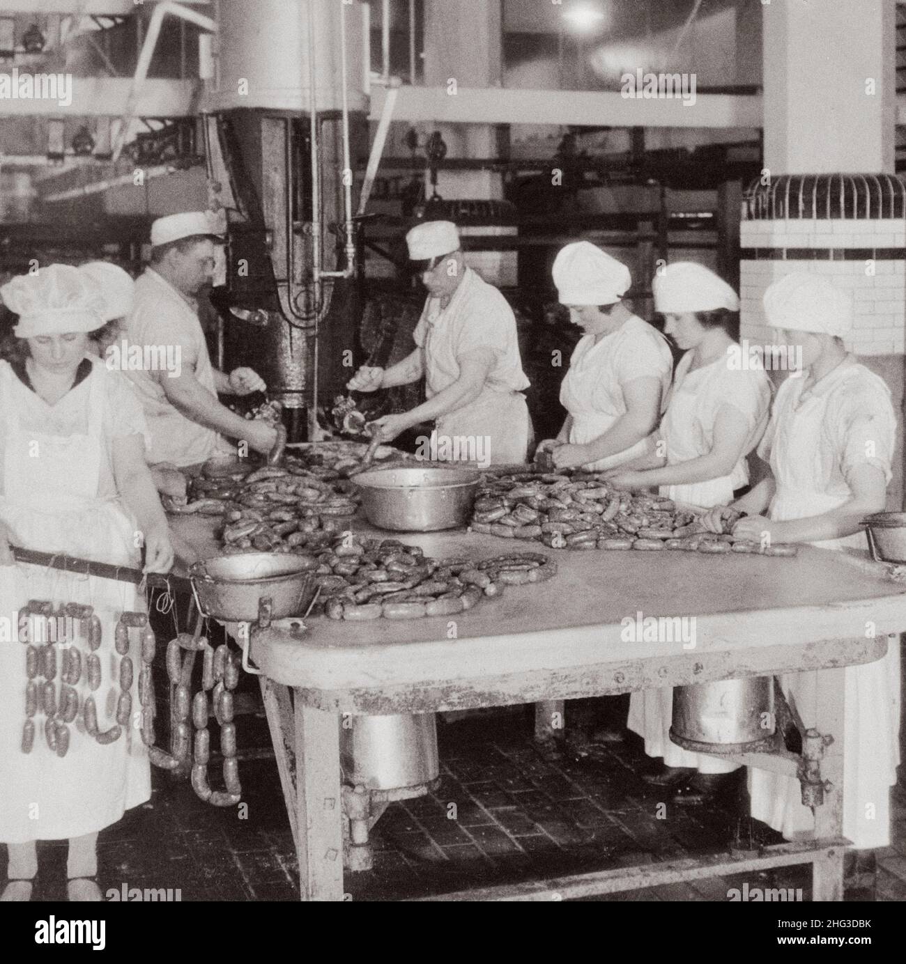 Photo d'archives de fabrication de saucisses de lien à l'aide de machines qui font des choses dix pieds par seconde, Chicago, Illinois, USA.1927 Banque D'Images