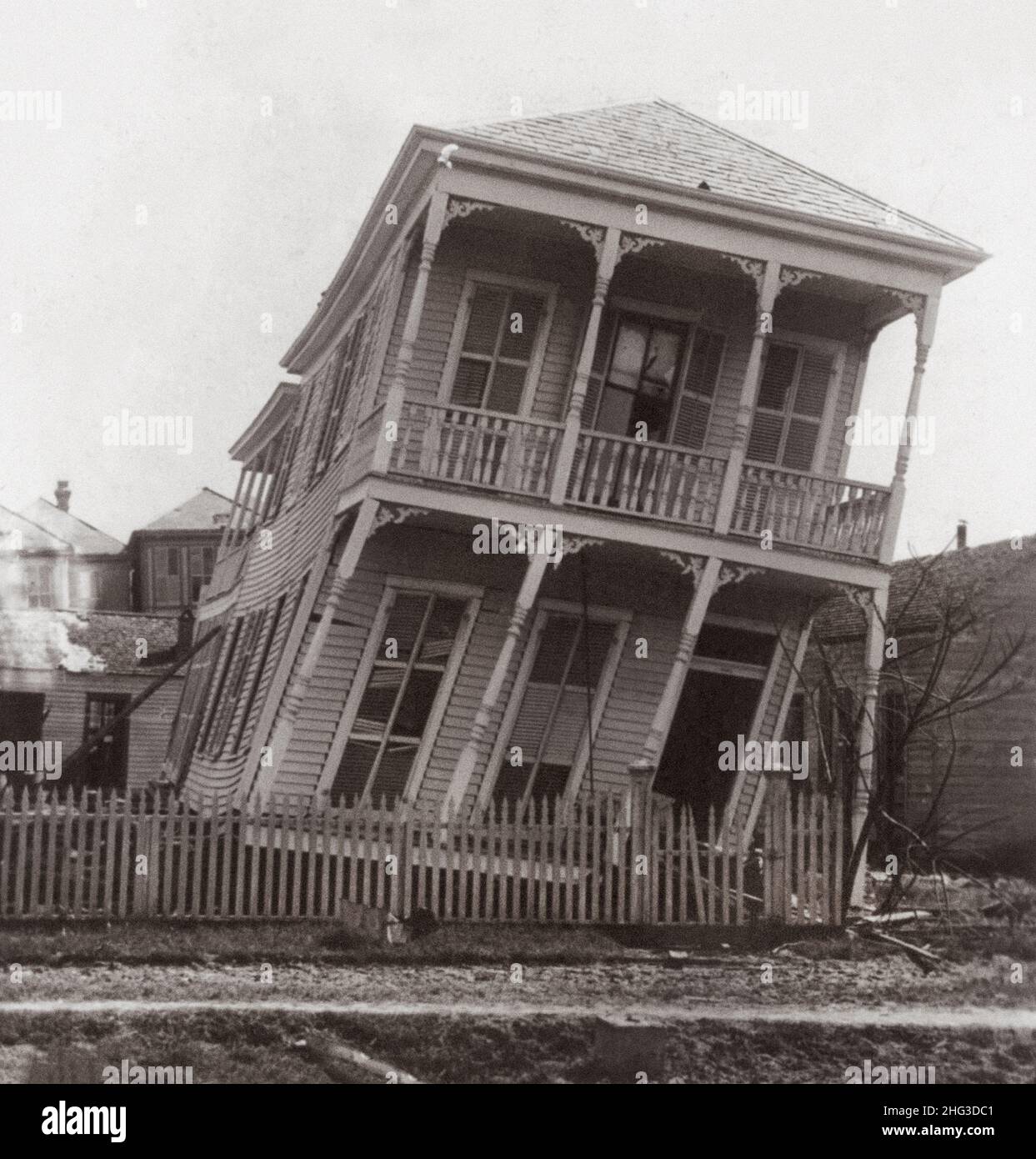 Photo d'archives de l'ouragan Galveston 1900 : une maison partiellement endommagée.Texas, États-Unis.Octobre 1900 Banque D'Images