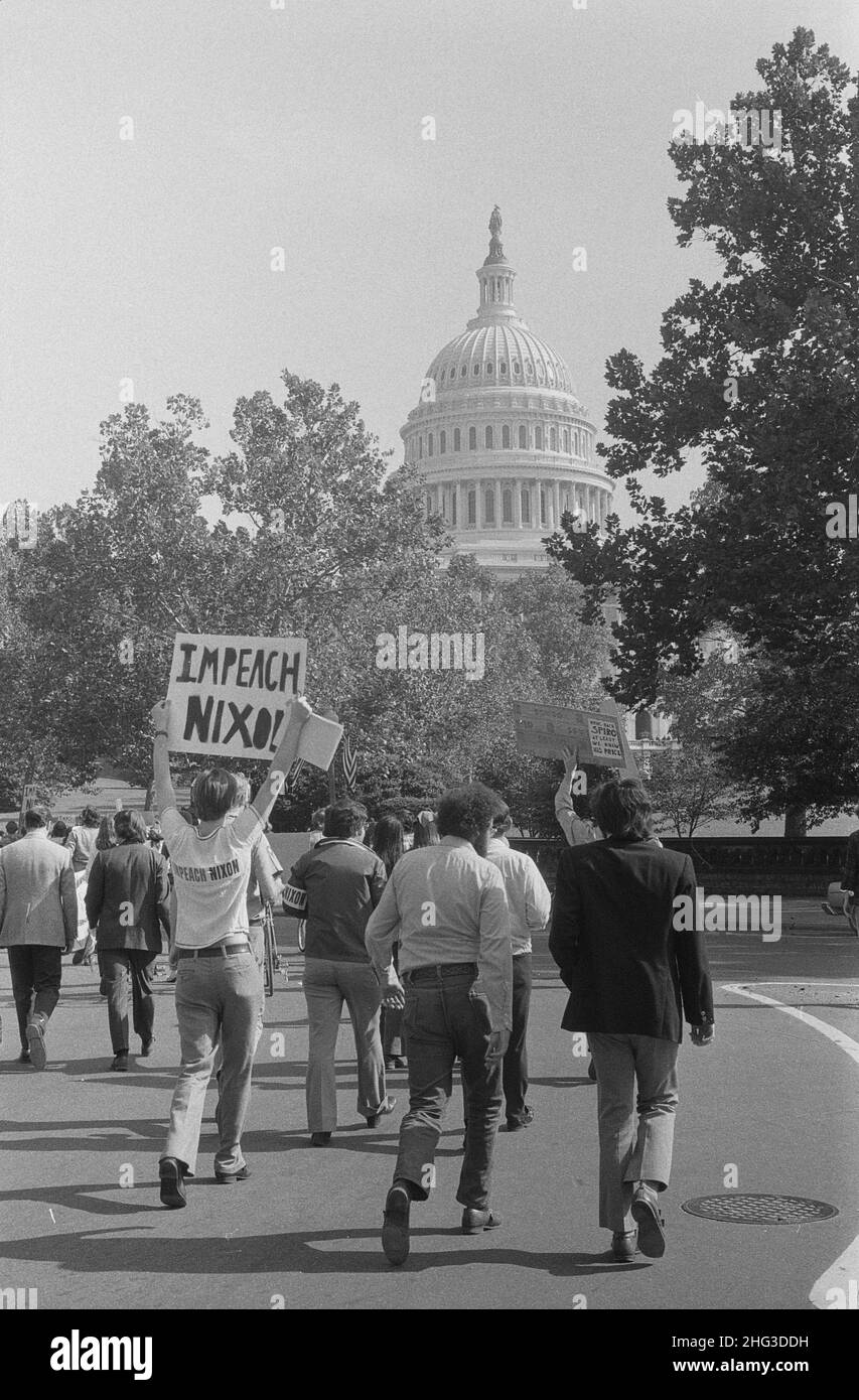 Photo d'époque des manifestants avec le panneau « destituer Nixon » près du Capitole des États-Unis, Washington, D.C. le 22 octobre 1973 Banque D'Images
