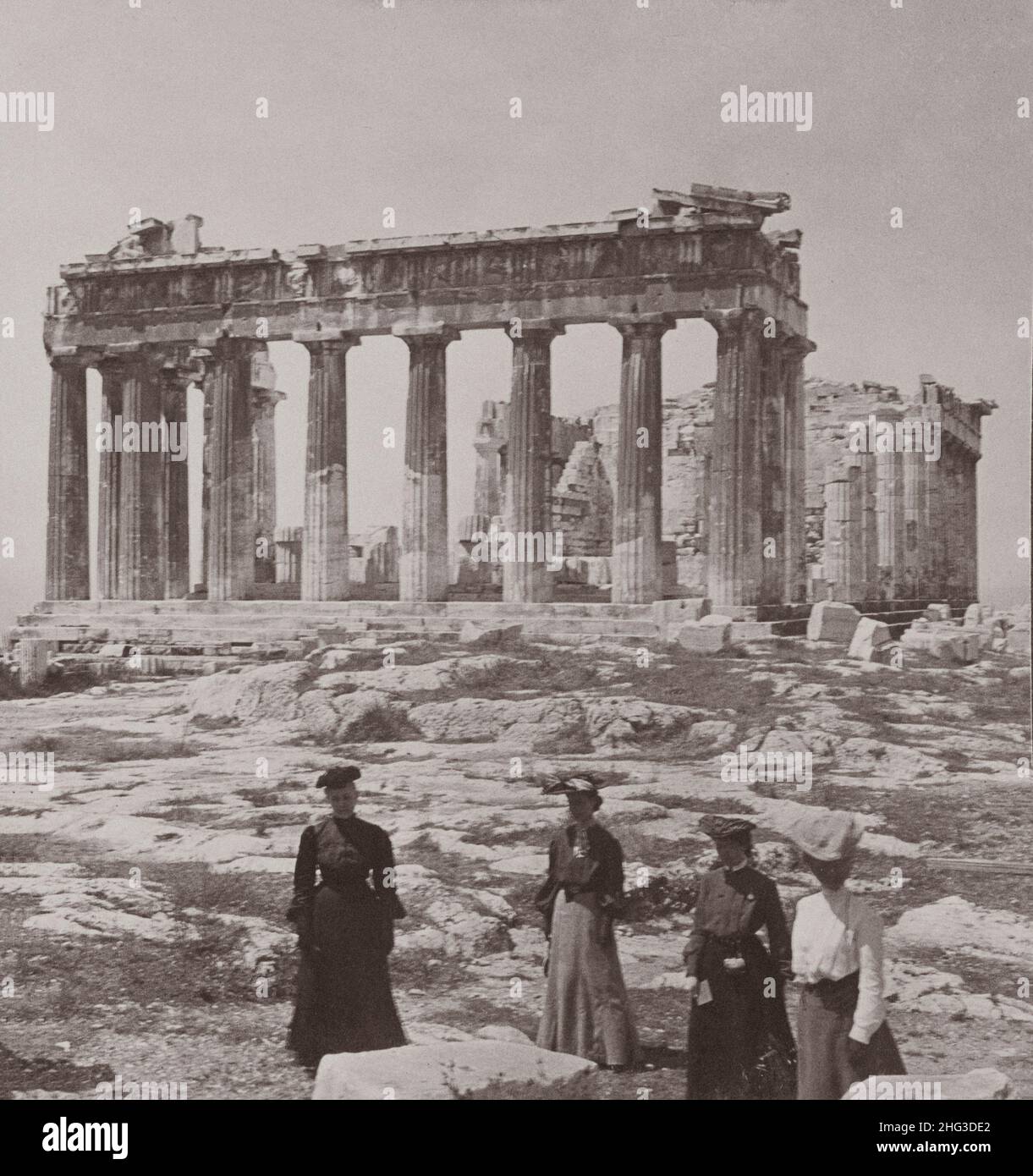 Photo d'époque du temple classique le plus célèbre au monde, le Parthénon à Athènes, Grèce.1907 la photographie montre un groupe de femmes debout avec le Banque D'Images