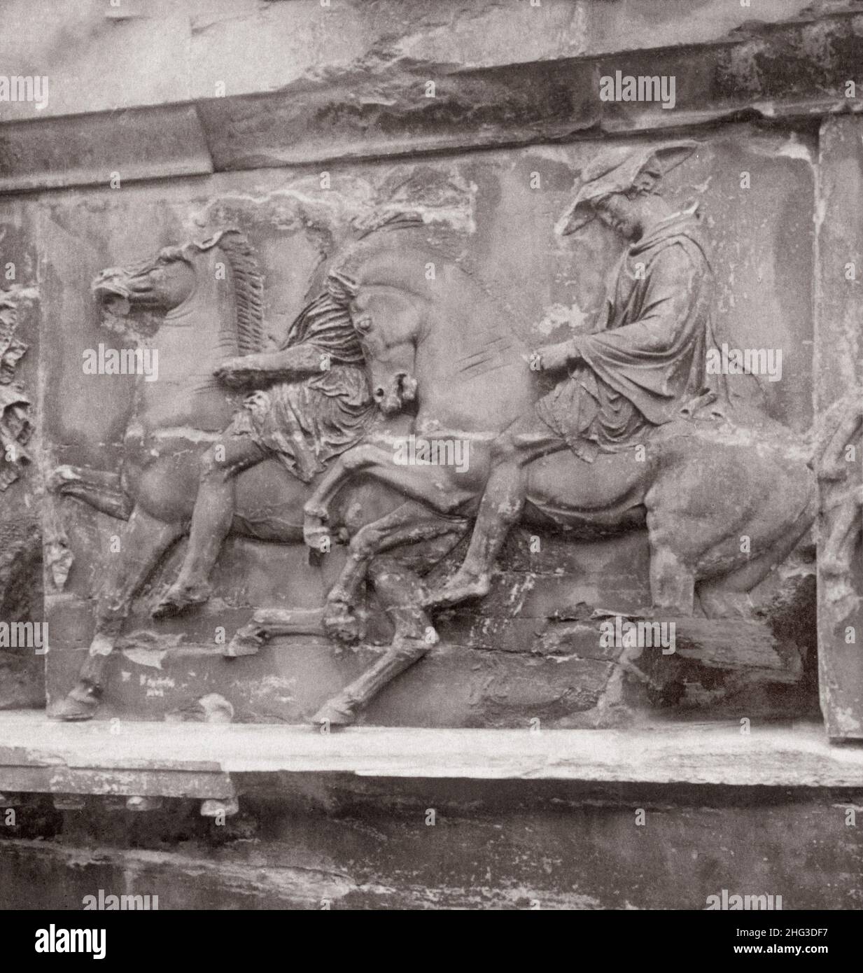 Photo vintage de cavaliers en procession, une partie de la frise de Phidias encore sur le mur ouest de Parthénon, Athènes.1900s Banque D'Images