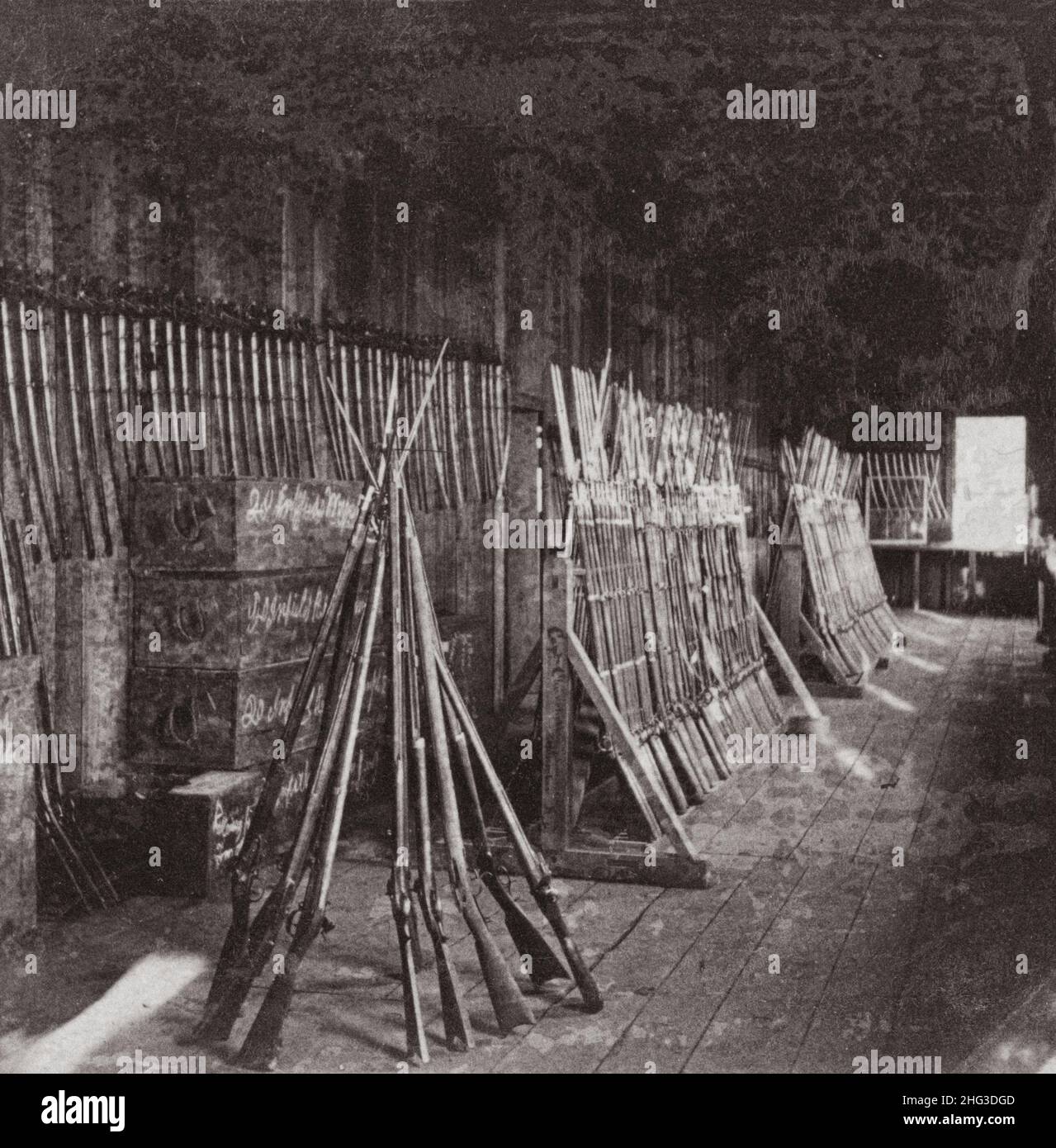 Guerre de Sécession.1861-1865 carabines à baïonnette sur des casiers à l'arsenal de 134th Illinois Volunteer Infantry, Columbus, Kentucky.ÉTATS-UNIS.1864 Banque D'Images