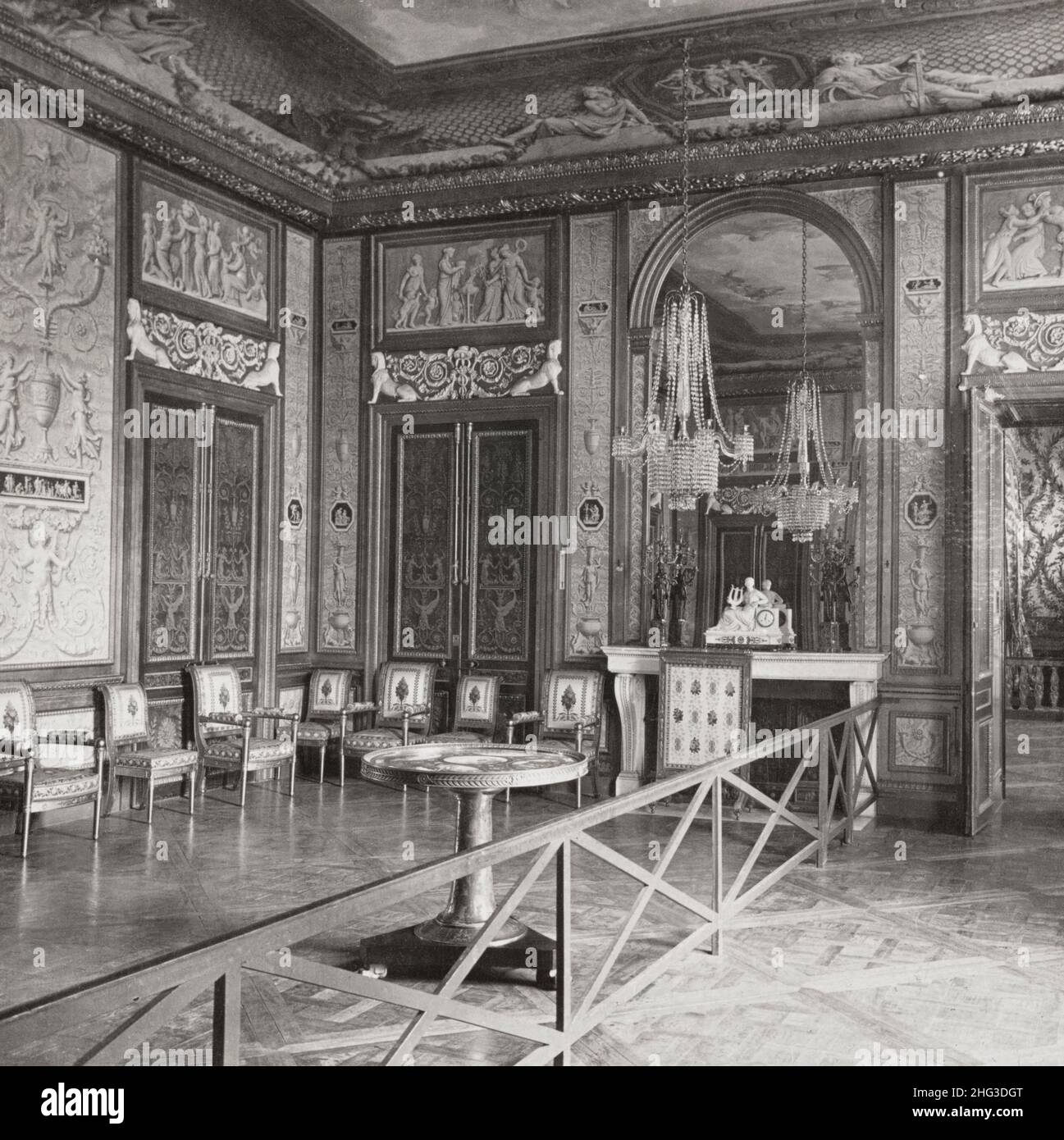 Photo ancienne de la salle de réception de Marie-Antoinette, Palais de Fontainbleau, France.1901 Banque D'Images