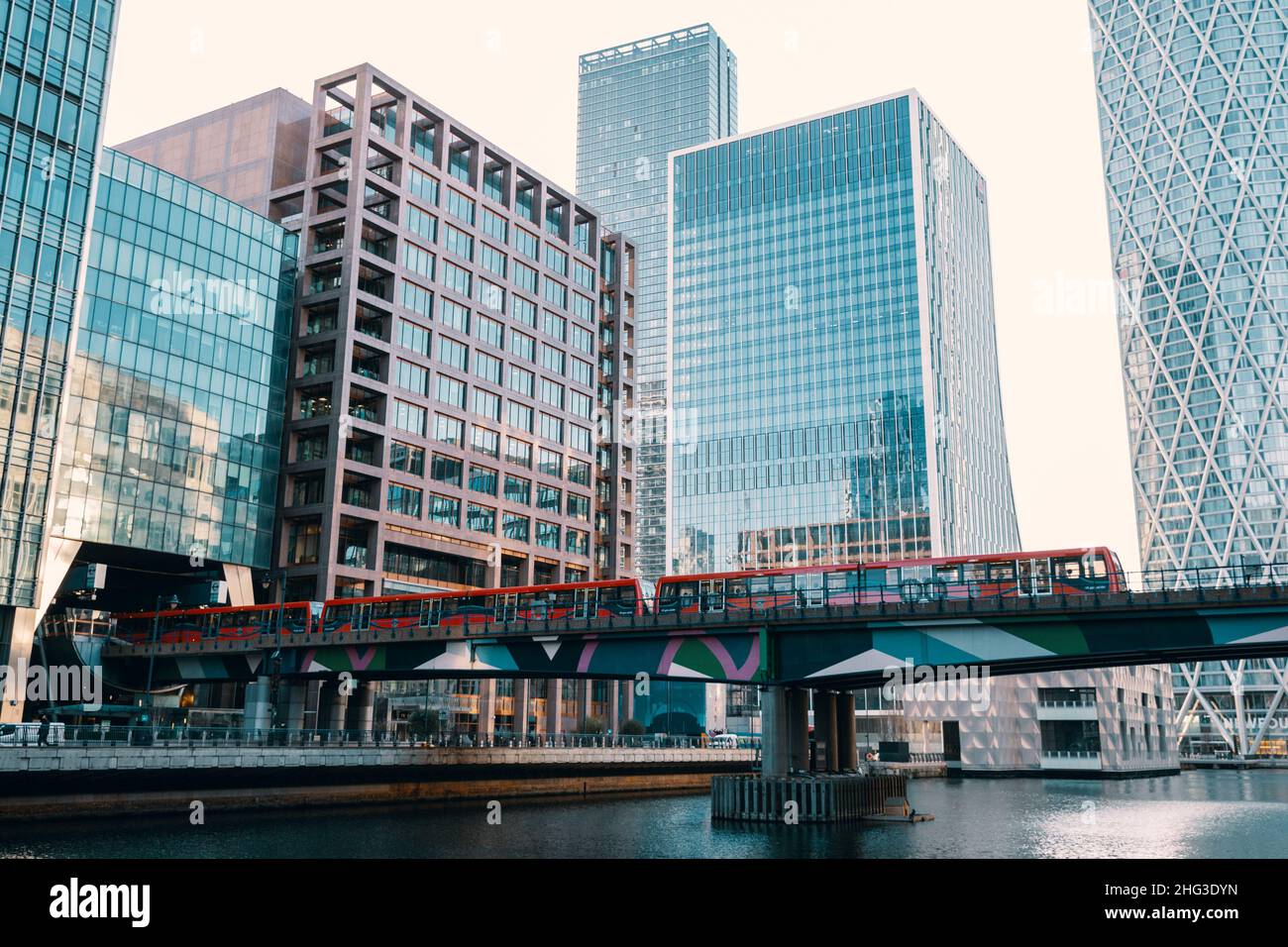 Un train Docklands Light Railway (DLR) se rend à la gare de Canary Wharf dans le quartier financier de Canary Wharf à Londres, en Angleterre, au Royaume-Uni. Banque D'Images