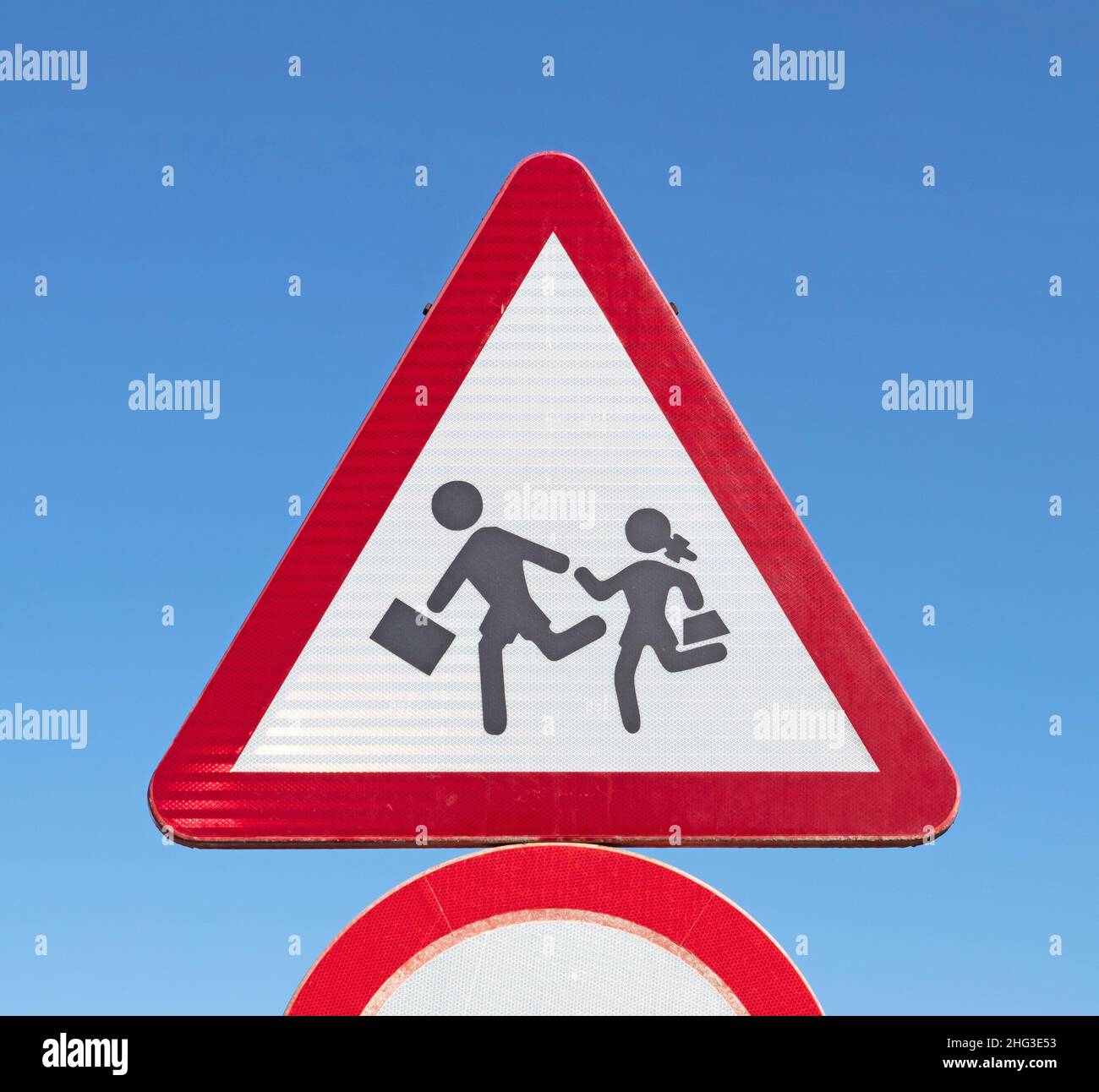 Avertissement de signalisation routière pour jouer aux enfants ou traverser les écoles, Lanzarote (Espagne) Banque D'Images