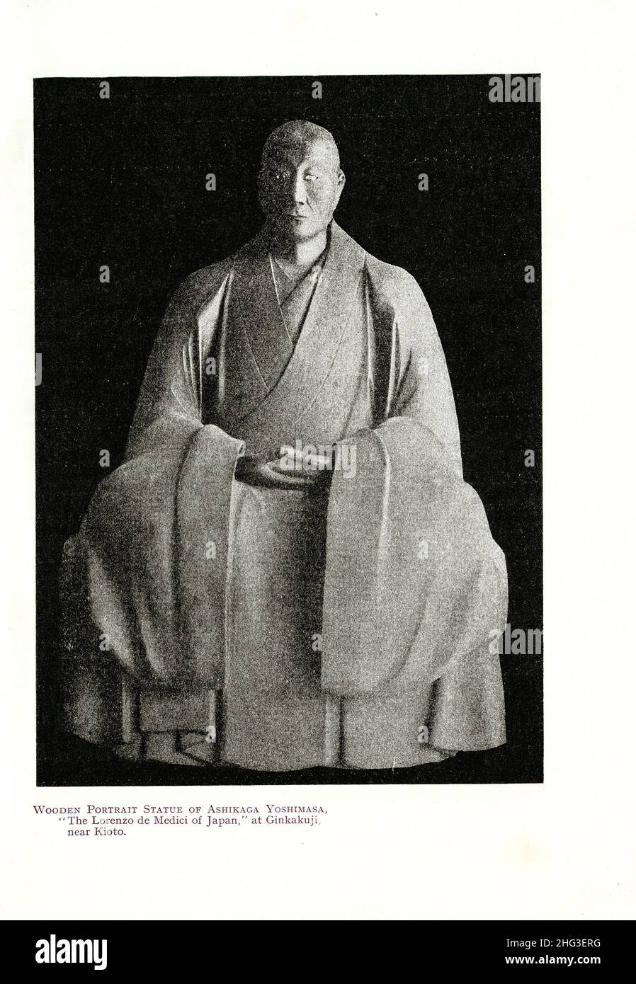 Ancienne statue en bois d'Ashikaga Yoshimasa, 'le Lorenzo de Medici du Japon,' à Ginkakuji, près de Kioto.Reproduction du livre illustration de Banque D'Images