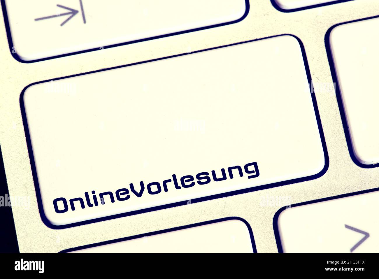 Un ordinateur et un bouton pour les cours en ligne à l'université Banque D'Images