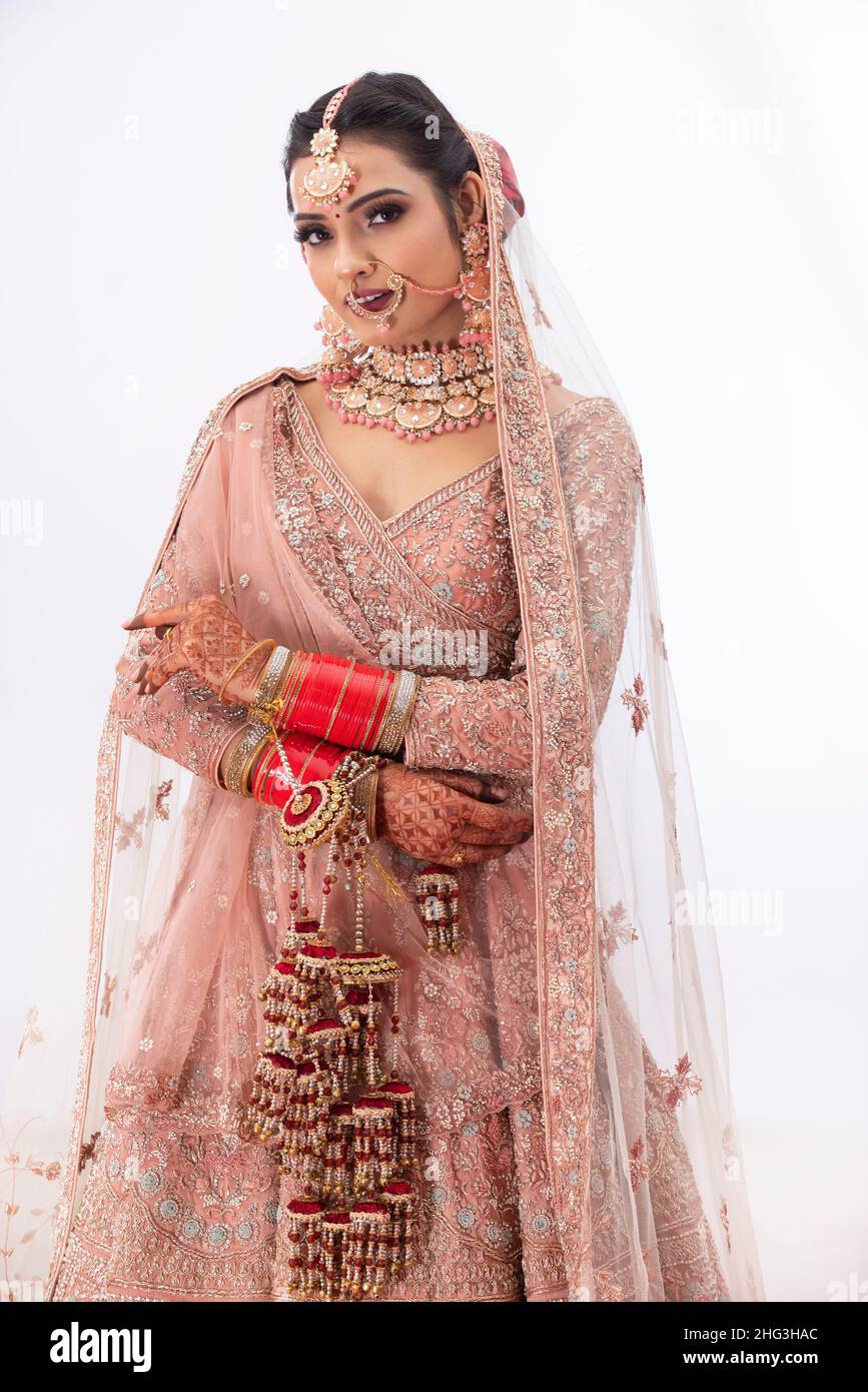 Femme indienne en tenue de mariage traditionnelle posant devant l'appareil  photo Photo Stock - Alamy