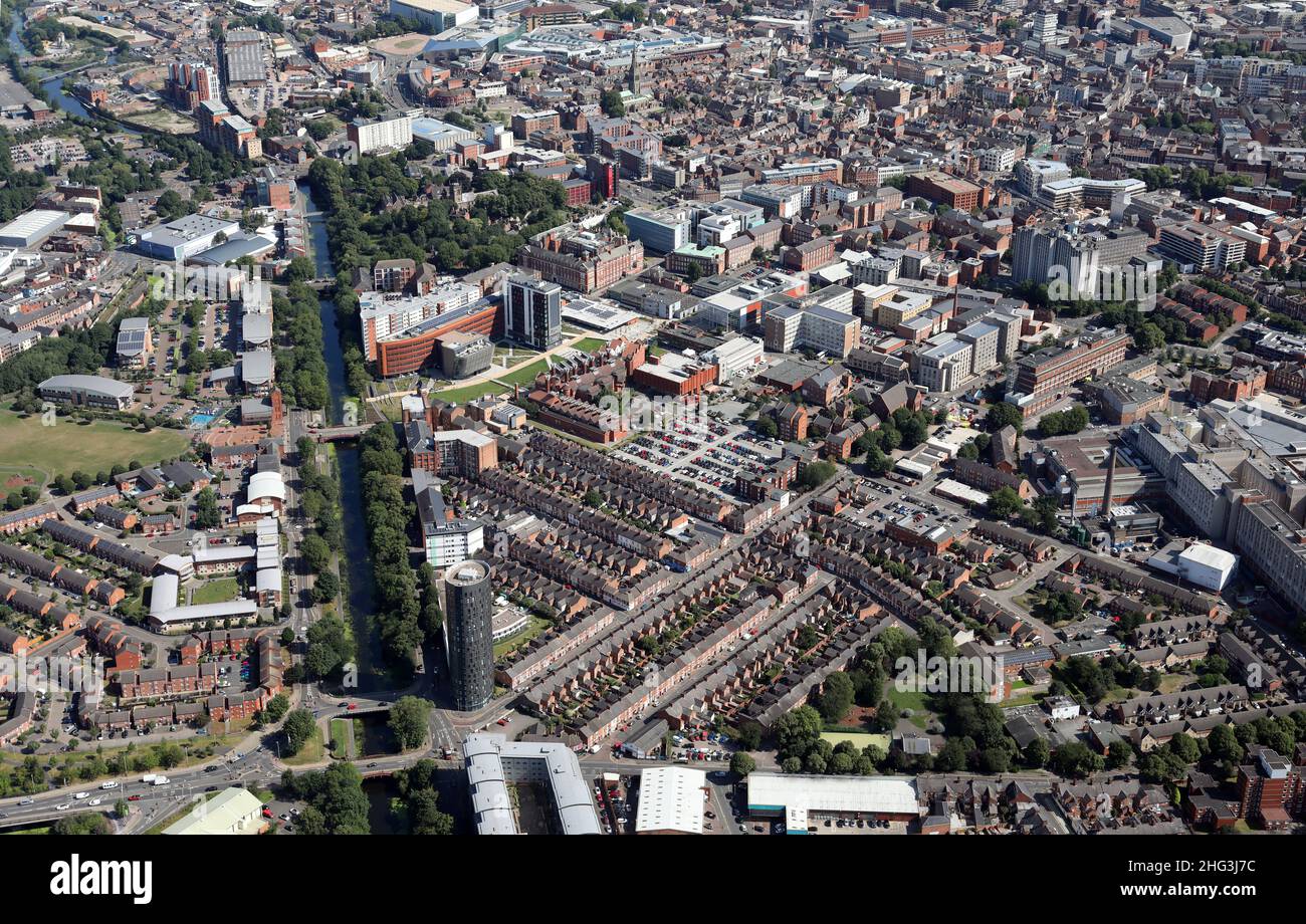 Vue aérienne de l'université de Montfort et de l'infirmerie royale de Leicester, Leicester.Vue en direction du nord jusqu'à la montée de la rivière. Banque D'Images