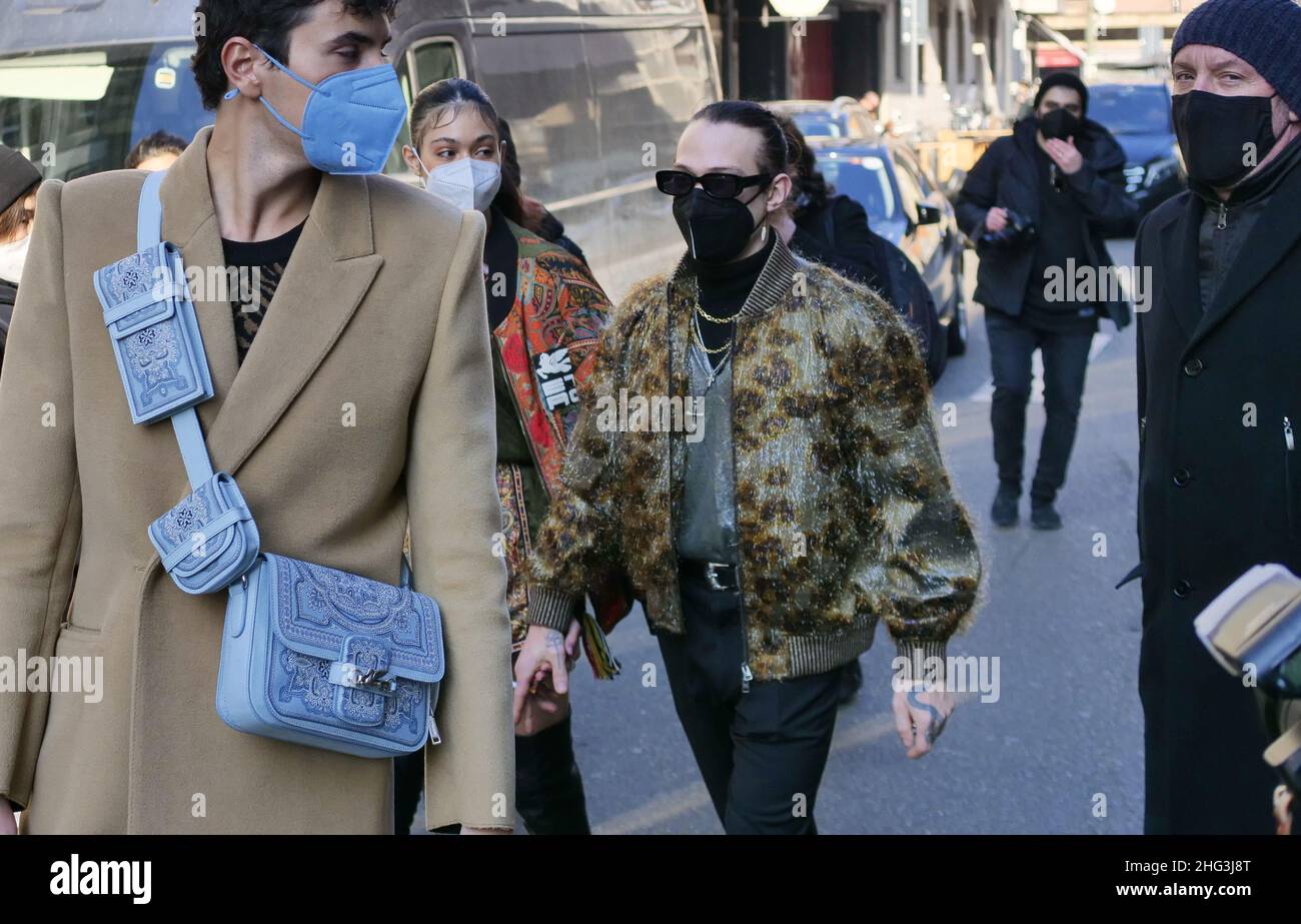 Irama Plume Street style tenue après Etro Fashion Show à Milan Fashion week  automne/hiver 2021/2022 collections Photo Stock - Alamy