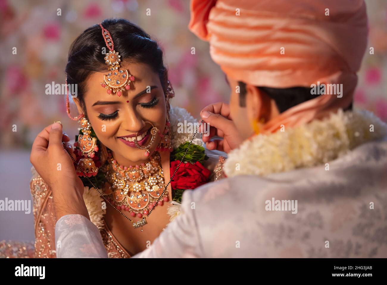 Marié indien nouant le sutra mangal autour de la cérémonie de mariage de collet de mariée Banque D'Images