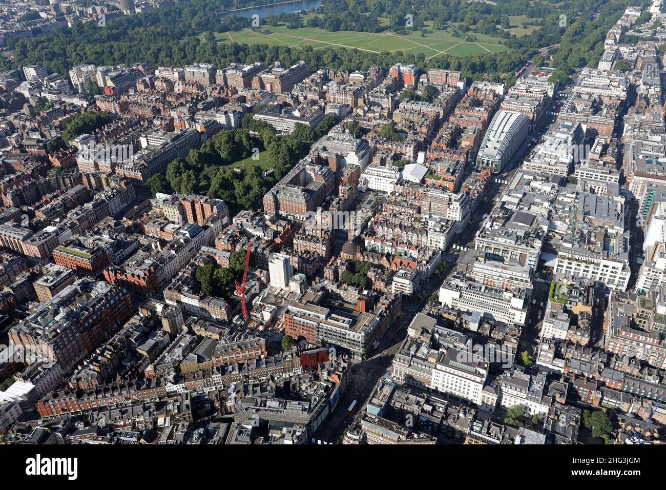 Vue aérienne vers l'ouest sur Oxford Street (à propos de la station de métro de Bond Street) en direction de Marble Arch et Hyde Park, Londres W1 Banque D'Images