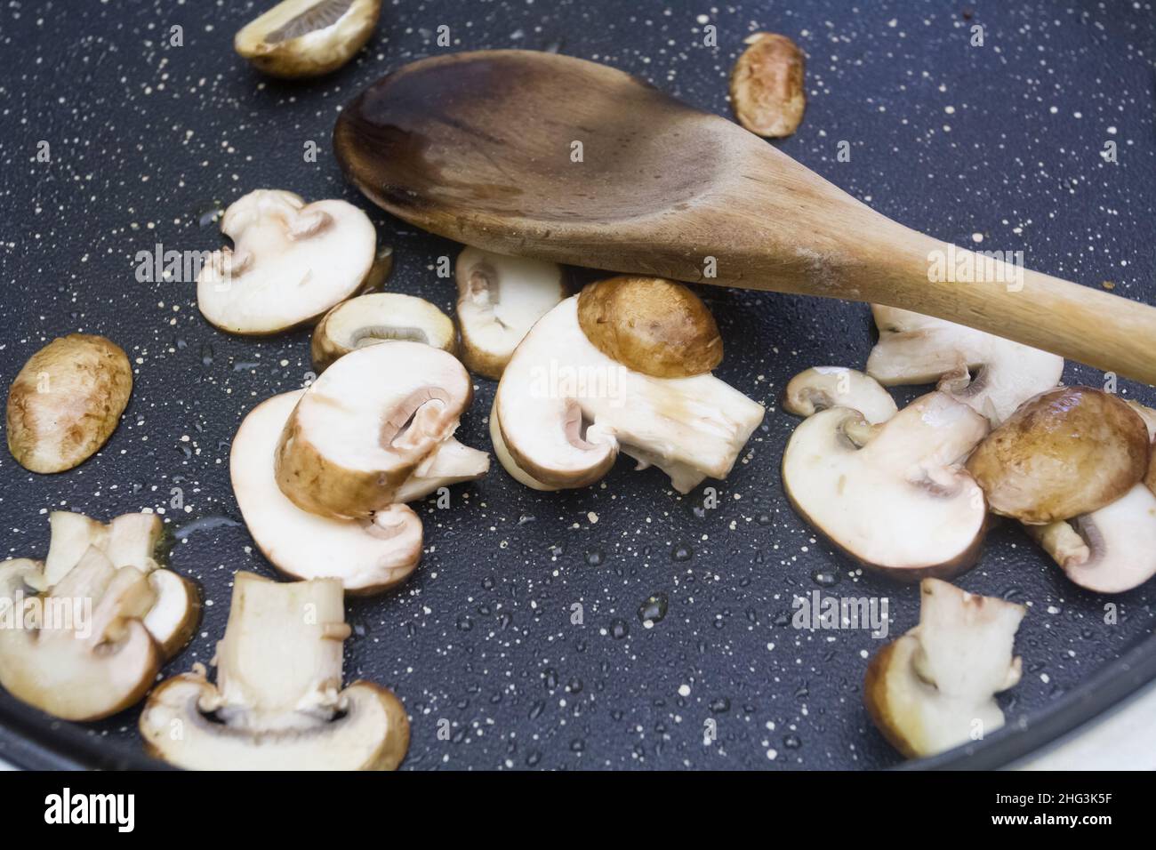 bouton champignon coupé dans une casserole Banque D'Images