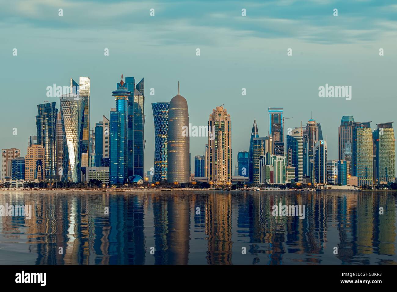 Vue panoramique de Doha en couleur tôt le matin Banque D'Images
