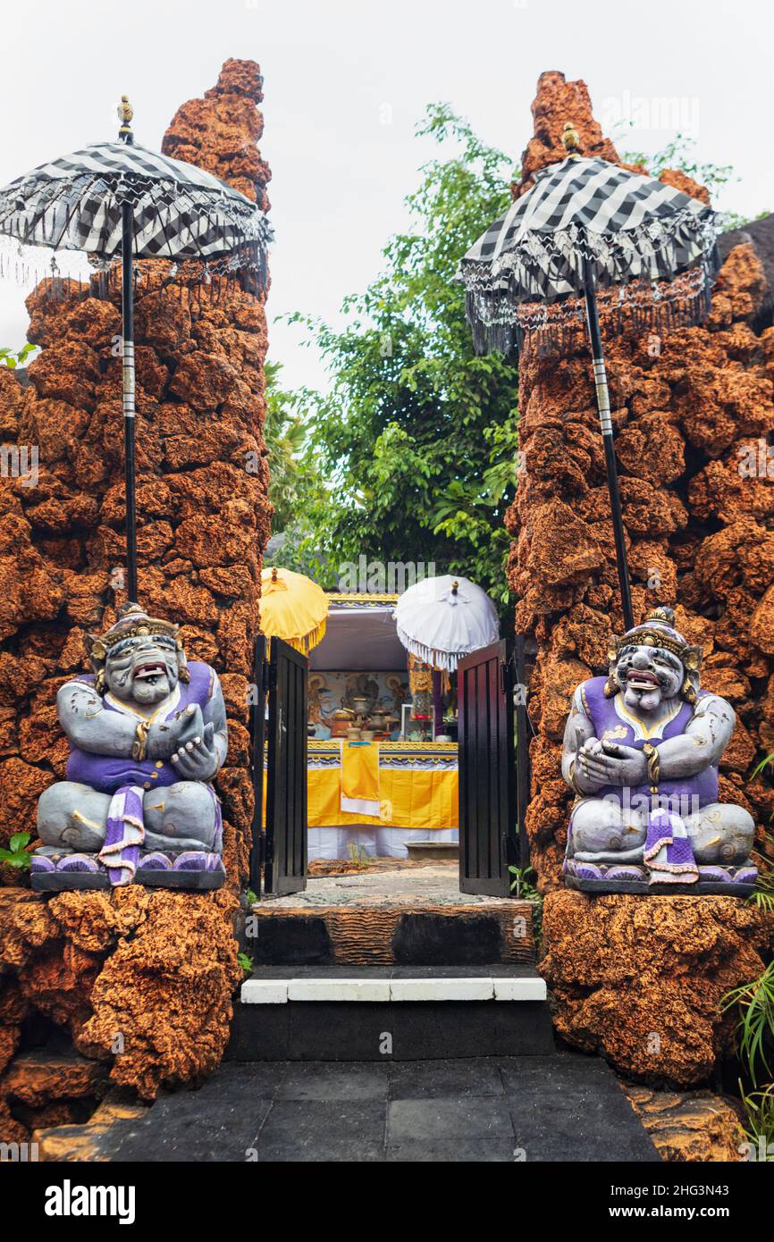 Belle vue de la porte d'entrée Pintu Bentar au temple hindou traditionnel dans le village balinais.Nature, meilleures destinations de voyage à Bali, Indonésie. Banque D'Images