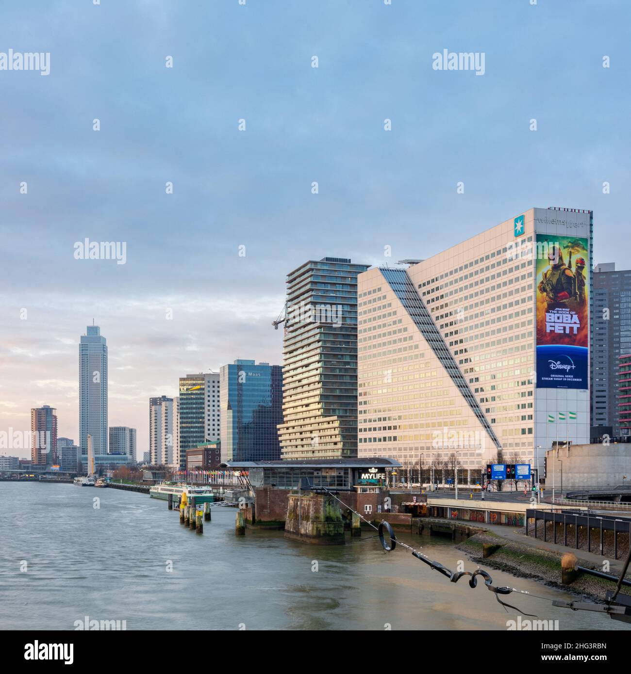 Le bâtiment de bureaux Willemswerf sur la rive du Nieuwe Maas, avec en arrière-plan le Zalmhaventoren (Tour Zalmhaven), Rotterdam, les pays-Bas Banque D'Images