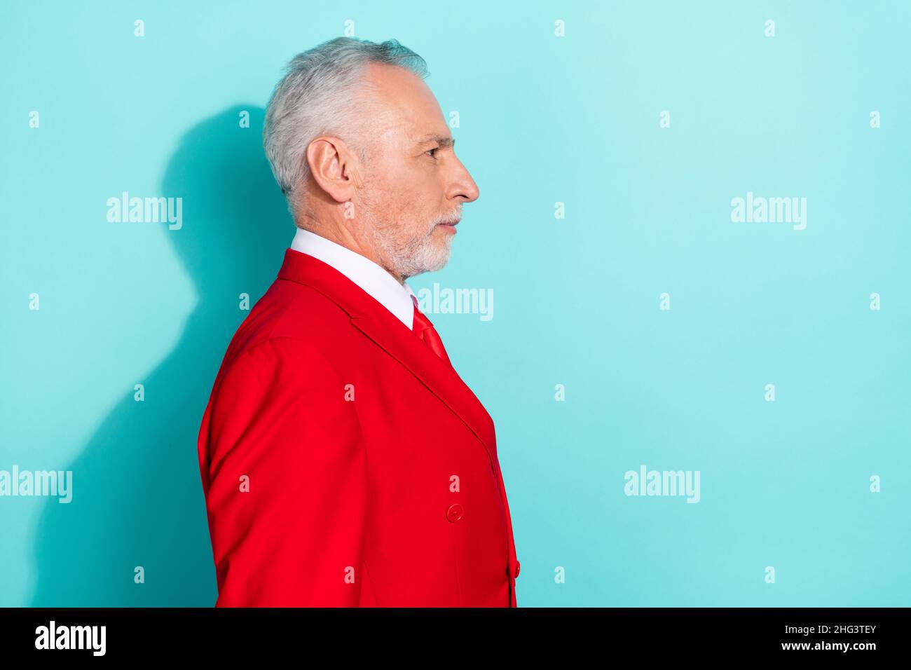 Photo de l'homme retraité confiant porter un costume rouge trois pièces à l'aspect vide espace isolé couleur turquoise arrière-plan Banque D'Images