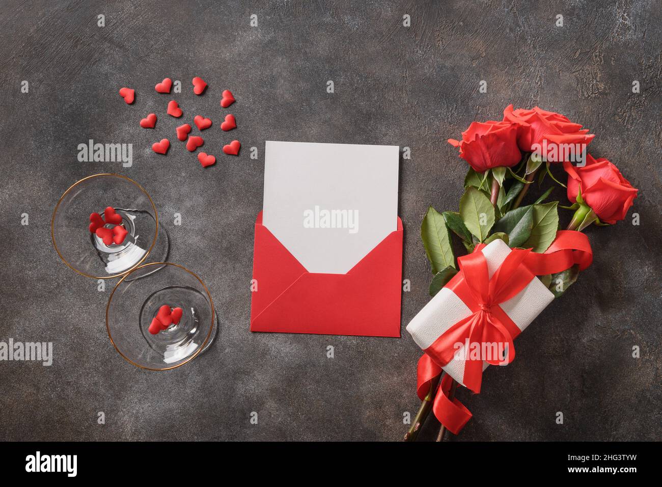Carte de Saint-Valentin avec lettre d'amour dans une enveloppe, roses rouges et verres à vin pour champagne.Vue de dessus.Espace pour le texte - soyez ma Saint-Valentin. Banque D'Images Carte de Saint-Valentin avec lettre d'amour dans une enveloppe, roses rouges et verres à vin pour champagne.Vue de dessus.Espace pour le texte - soyez ma Saint-Valentin. Banque D'Images