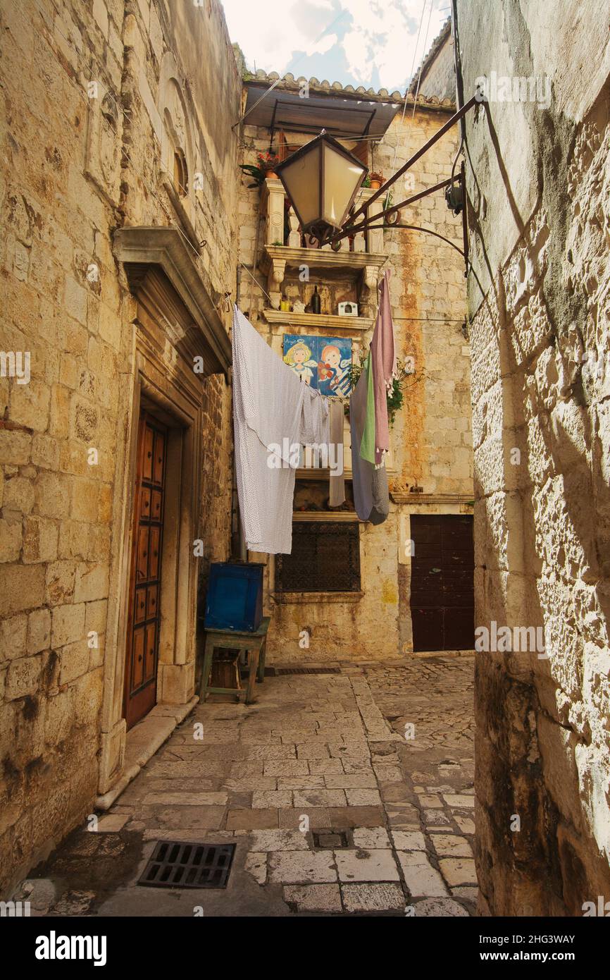 Rue étroite dans la ville historique de Trogir, Croatie.Destination du voyage.Ancienne rue étroite de la ville de Trogir, Croatie.Les ruelles de la vieille ville de Trogir Banque D'Images