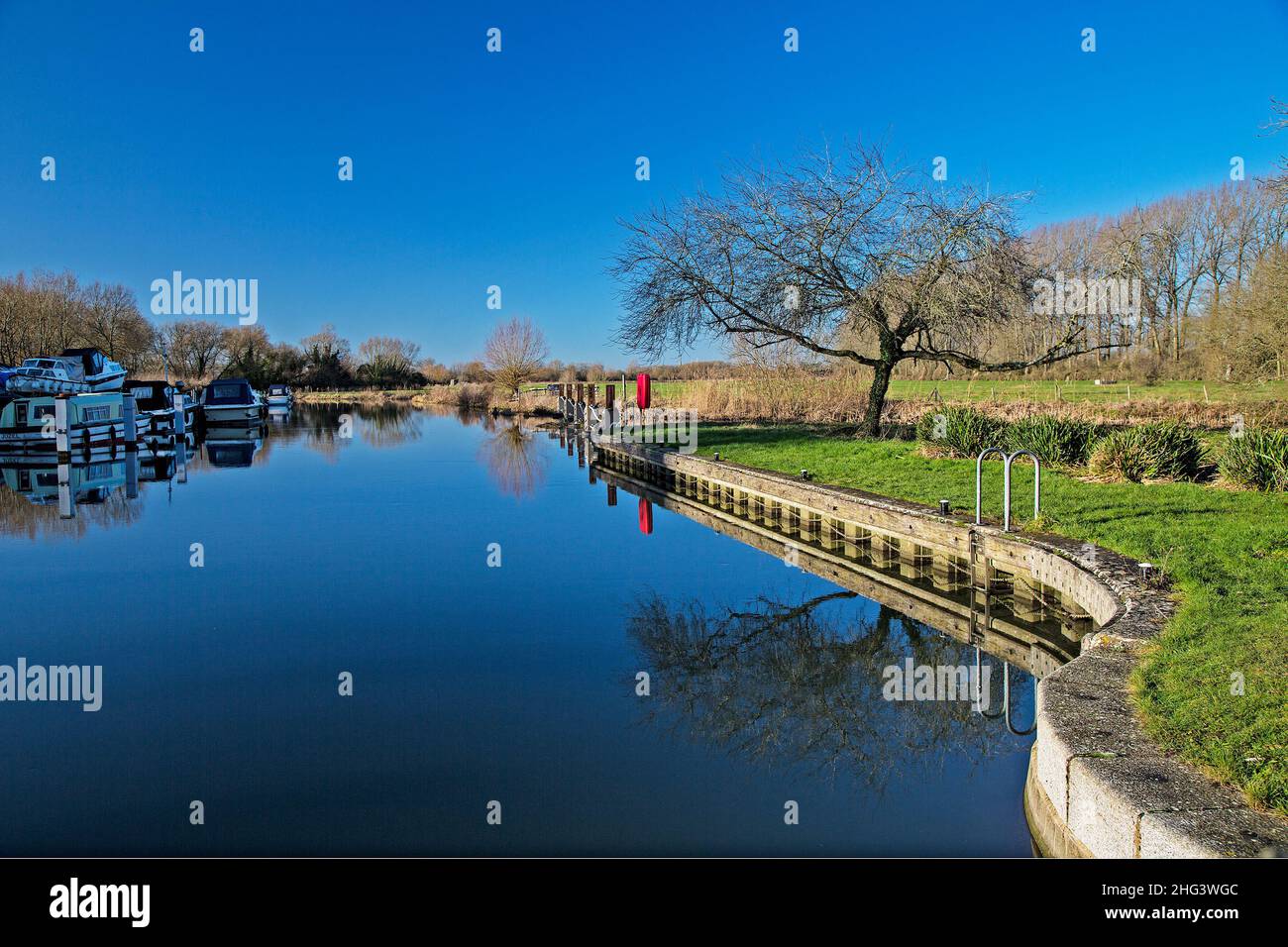 Une belle journée d'hiver ensoleillée avec un ciel bleu sans nuages à Buscot Lock, River Thames, Oxfordshire, Royaume-Uni Banque D'Images