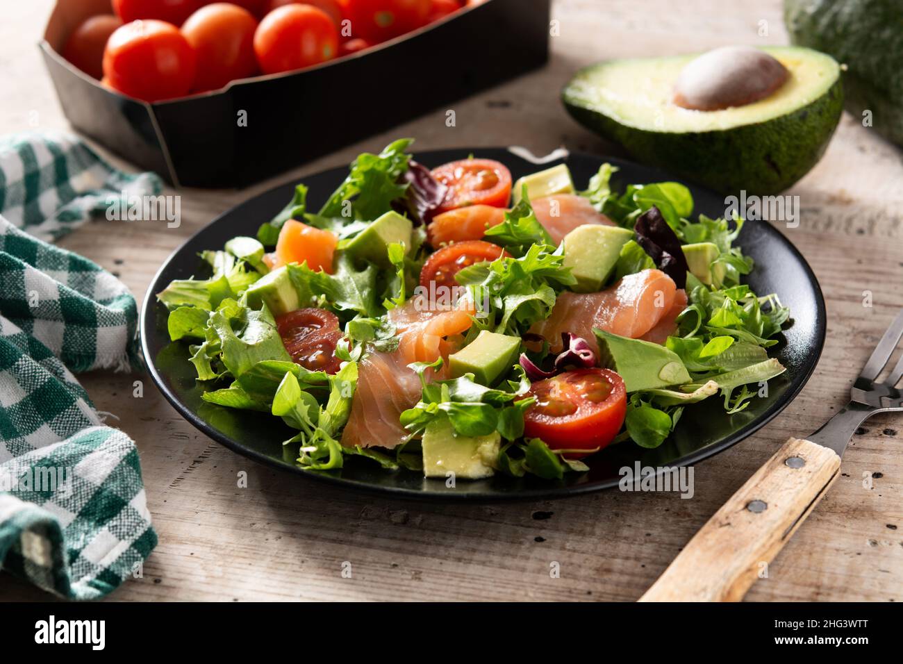 Salade de saumon et d'avocat sur une table rustique en bois Banque D'Images