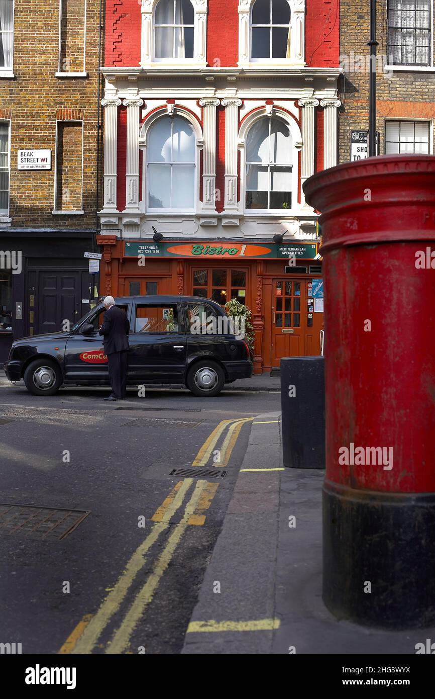 Homme payant le taxi de Londres à Soho, Londres Banque D'Images