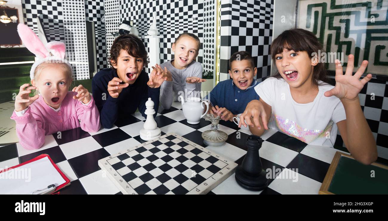 Enfants dans la salle de quête Banque D'Images