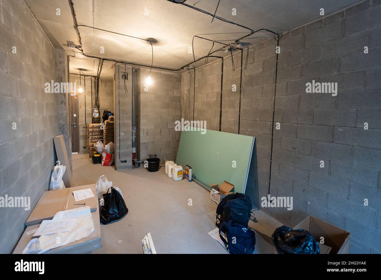 Le processus d'installation de cadres métalliques pour placoplâtre - cloisons sèches - pour la fabrication de murs de gypse dans l'appartement est en construction, remodelage Banque D'Images