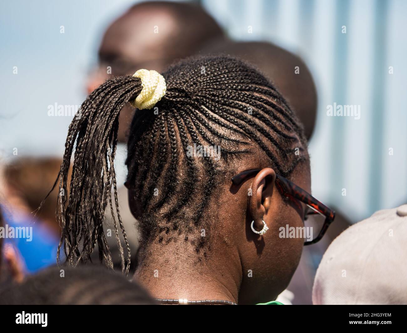 Sénégal, Afrique - Fév, 2019: Coiffure africaine. Banque D'Images