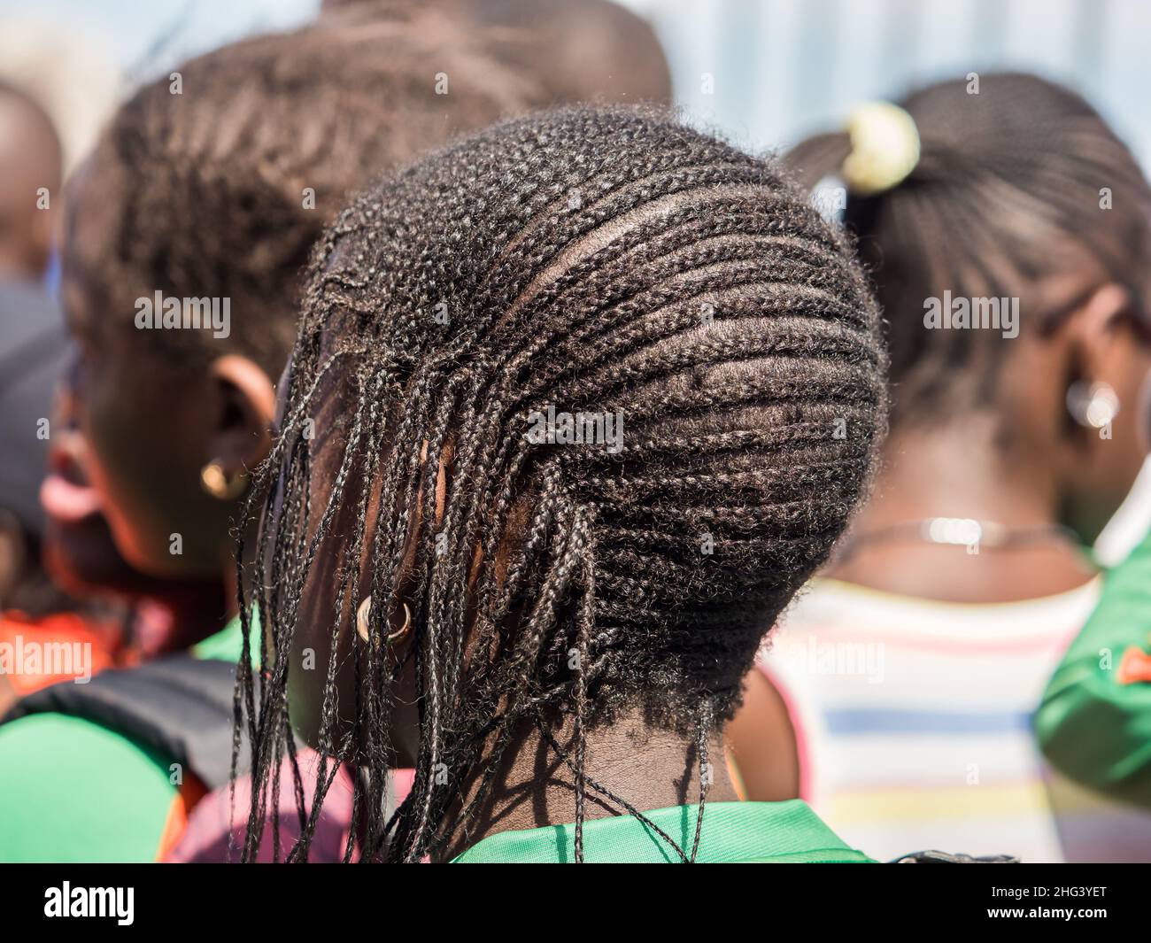 Sénégal, Afrique - Fév, 2019: Coiffure africaine. Banque D'Images